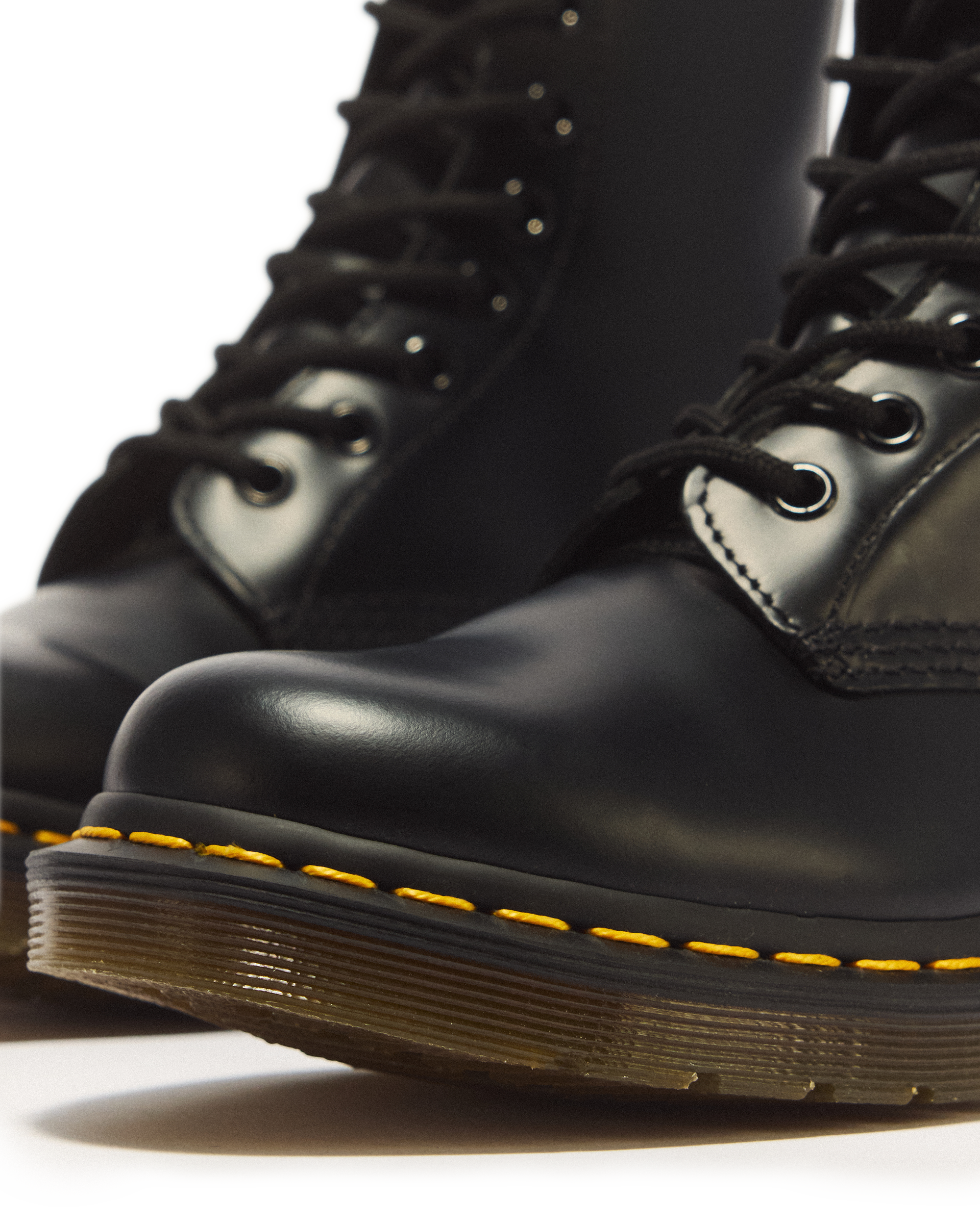 1460 Women's Smooth Leather Lace Up Boots in BLACK | Dr. Martens™