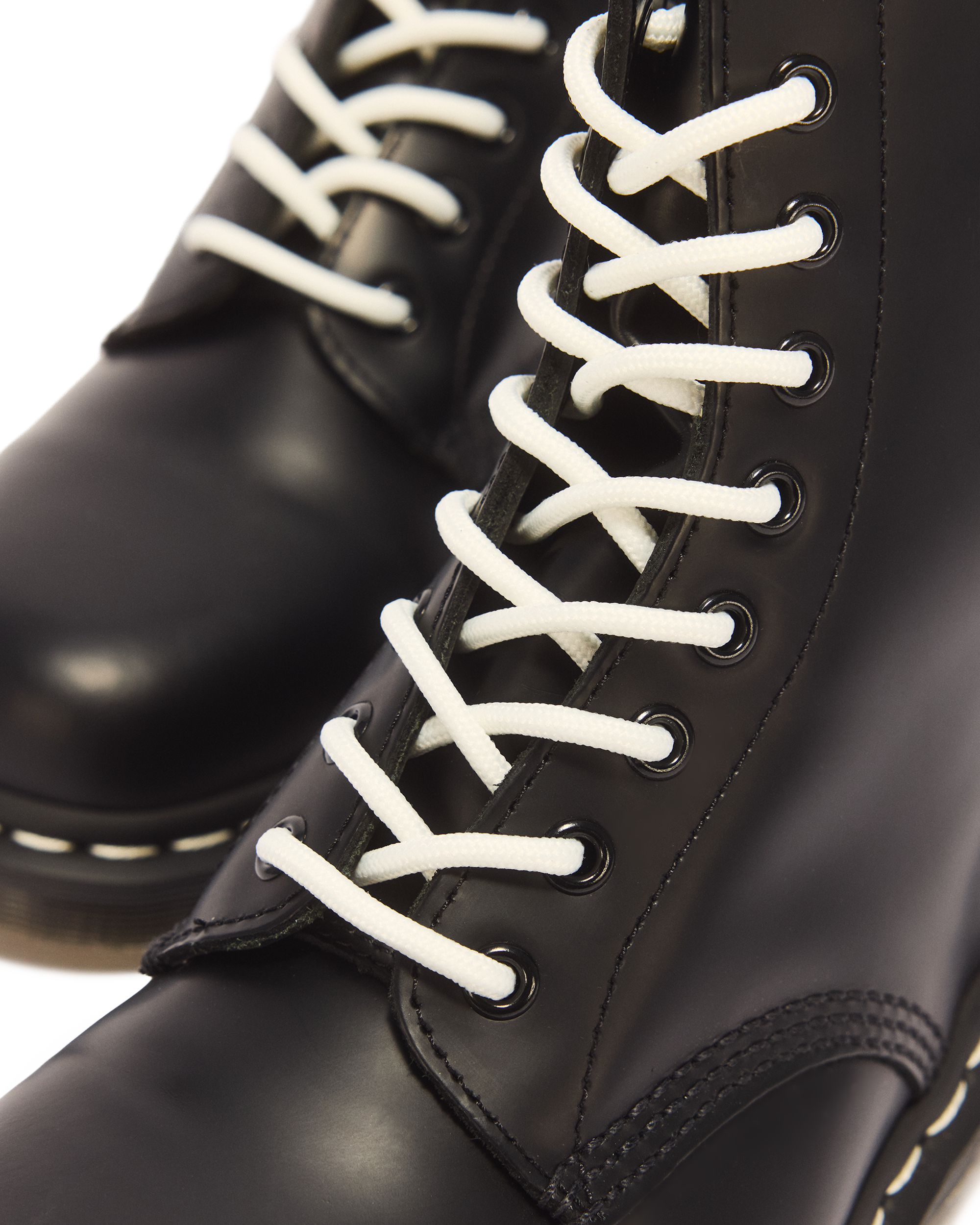 くろ＆しろ 1460 Contrast Stitch Smooth Leather Boots in BLACK AND WHITE WELT