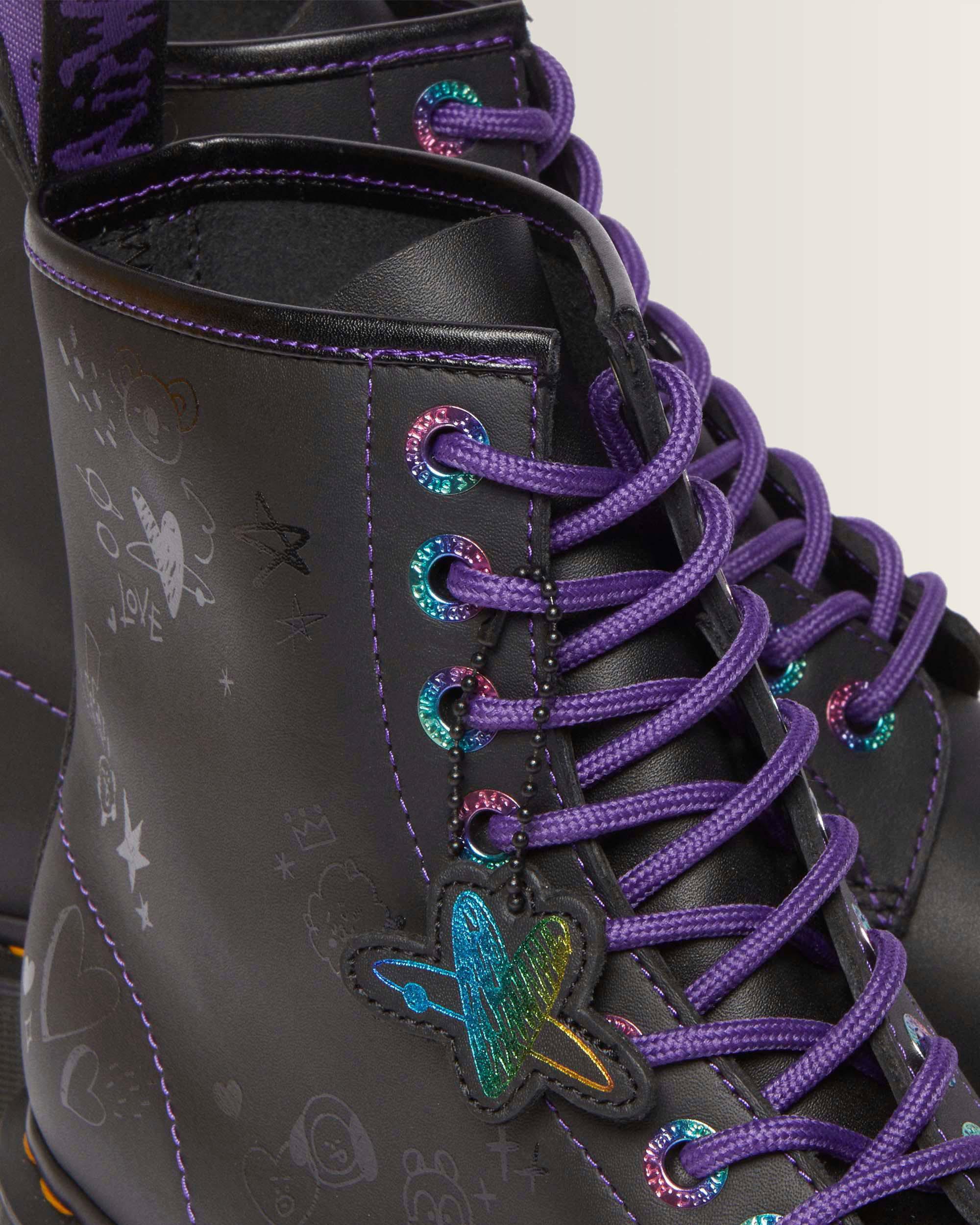 BTS ブラック/パープル グラフィティブーツ 1460 BT21 Leather Lace Up Boots in BLACK | Dr. Martens™