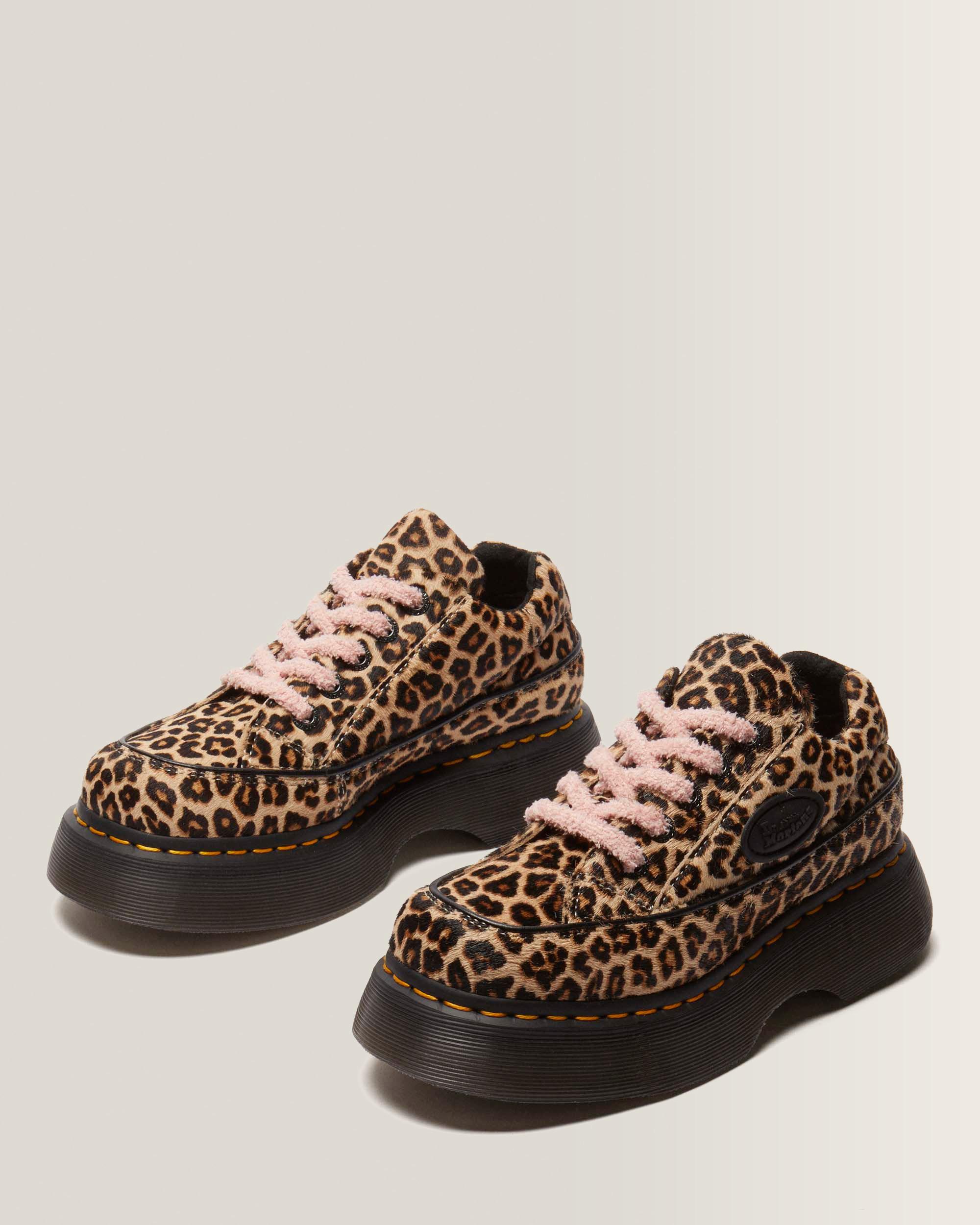 Zapato Buzz de leopardo con 5 ojales en LIGHT TAN | Dr. Martens™
