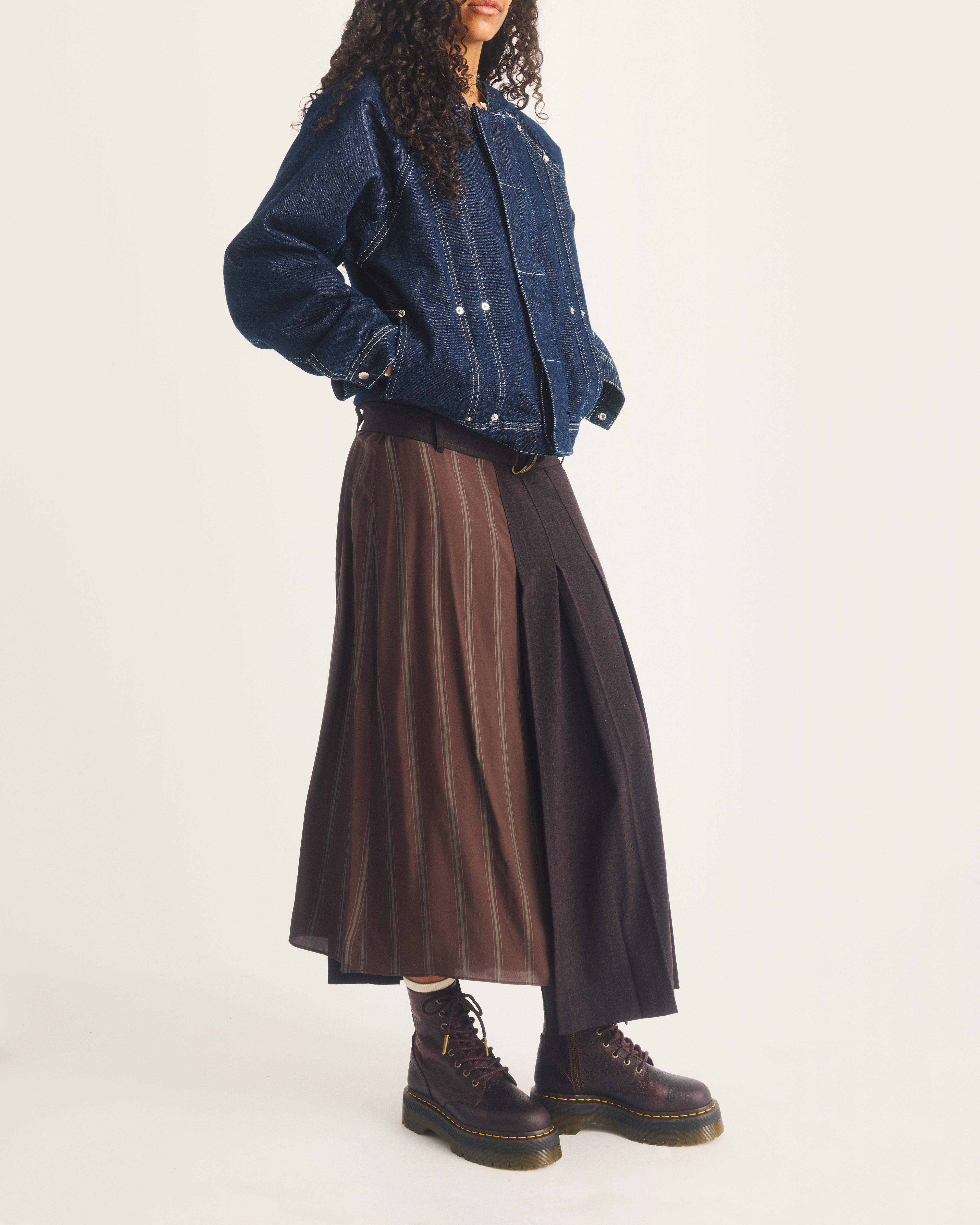 Stivali Jadon a 8 occhielli in pelle Crazy Horse con motivo floreale in rilievo e suola platform product image