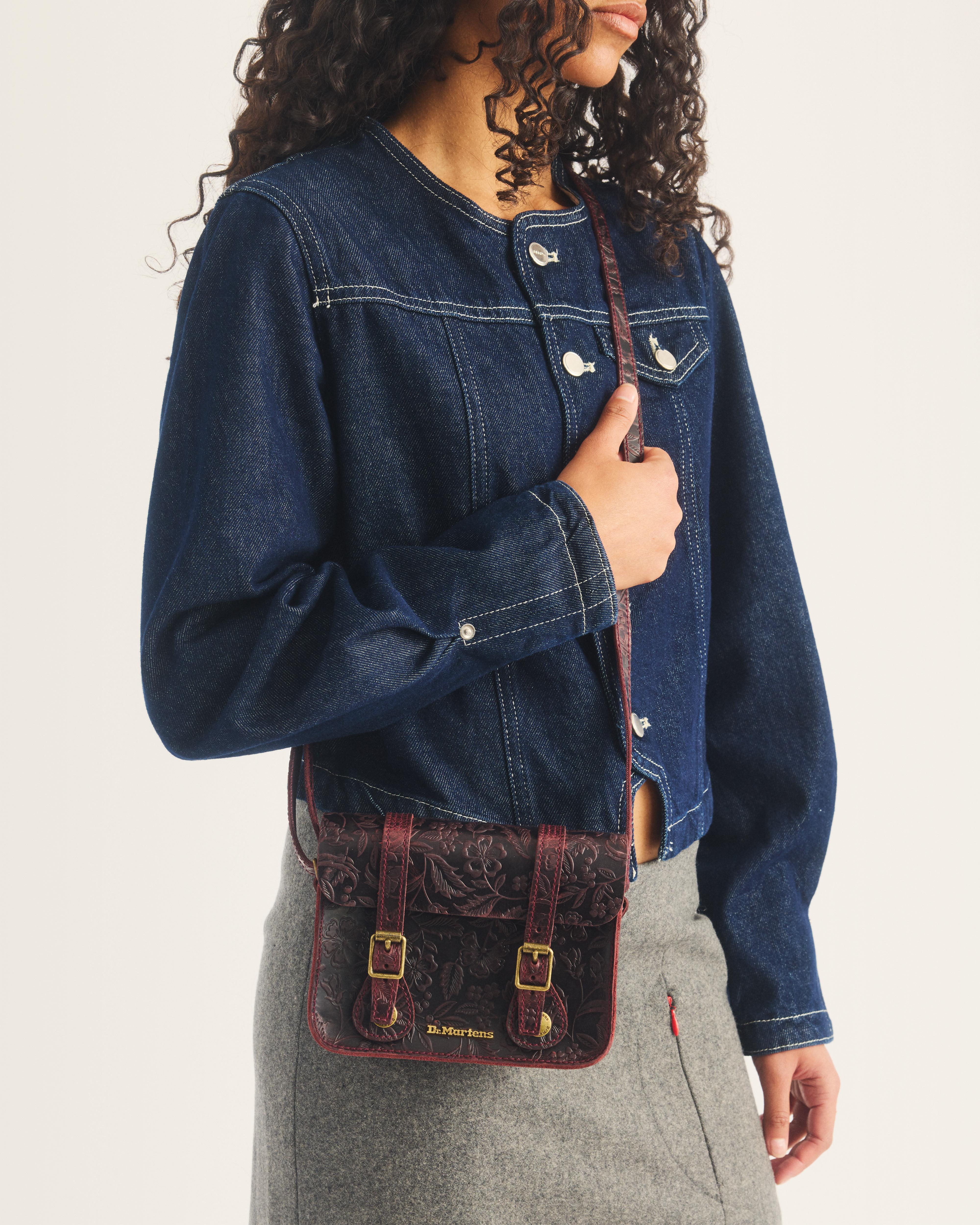 Bolso bandolera de 18 cm de piel Crazy Horse con grabado floral product image