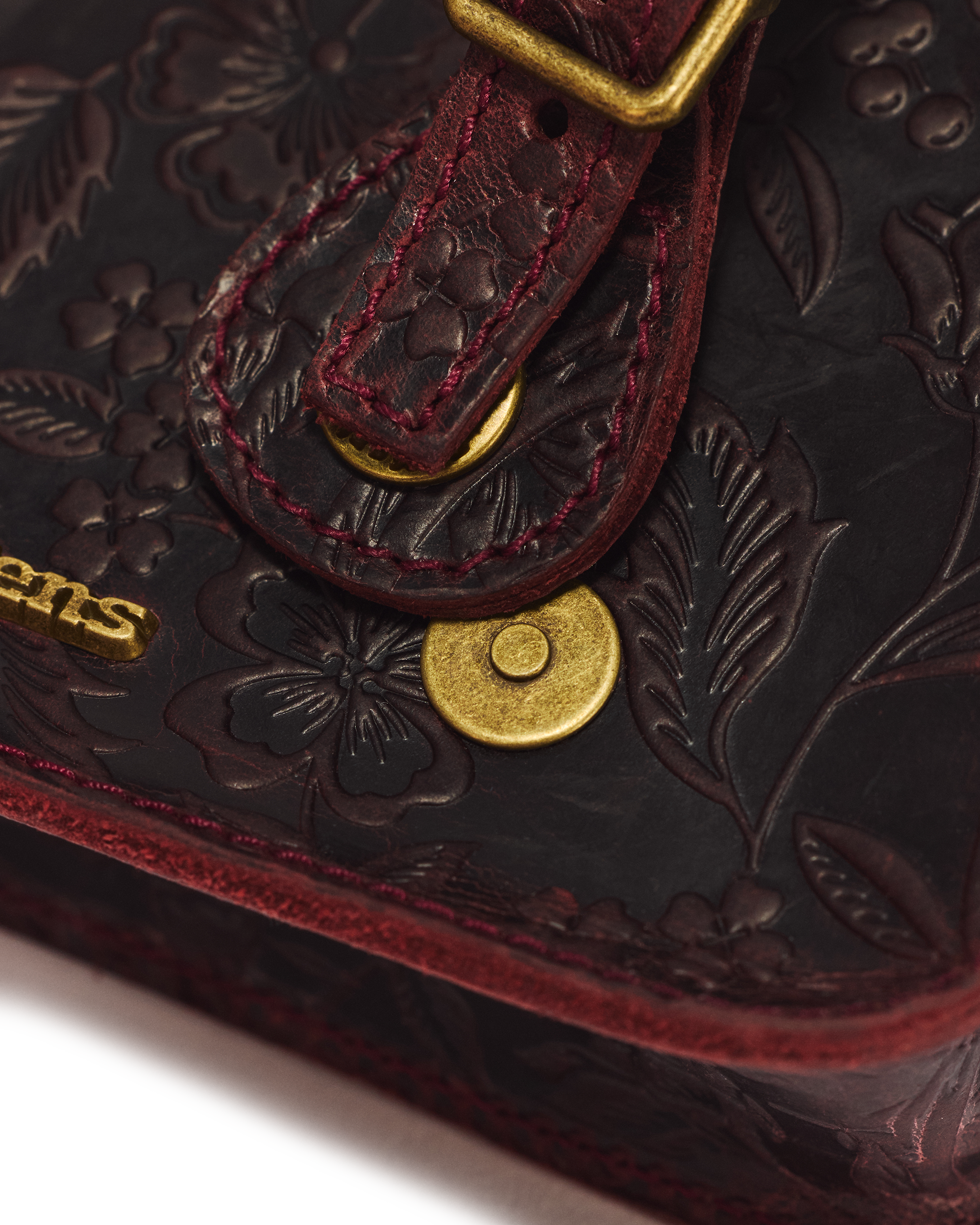 Bolso bandolera de 18 cm de piel Crazy Horse con grabado floral