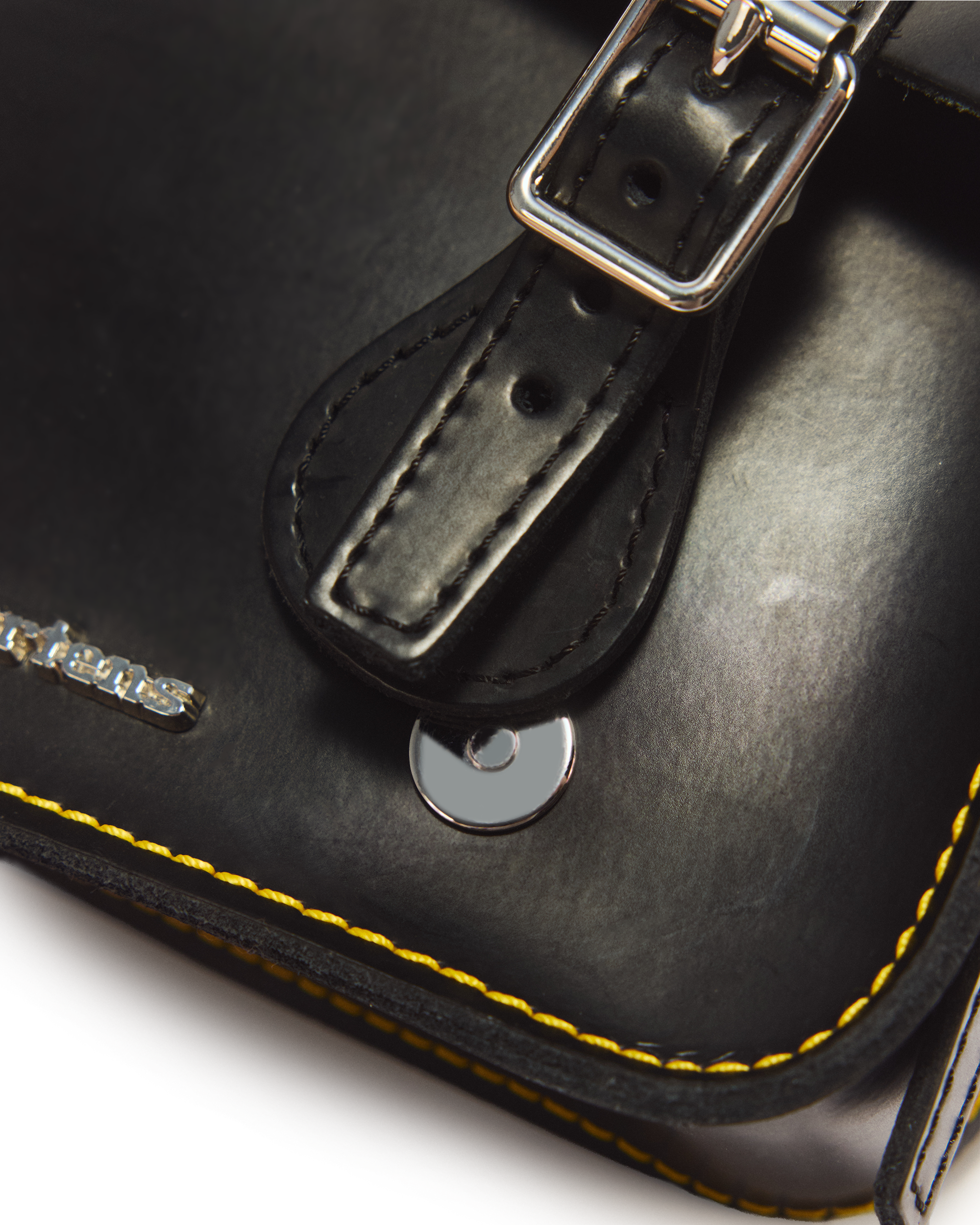 7 Inch Leather Crossbody Bag in Black | Dr. Martens™
