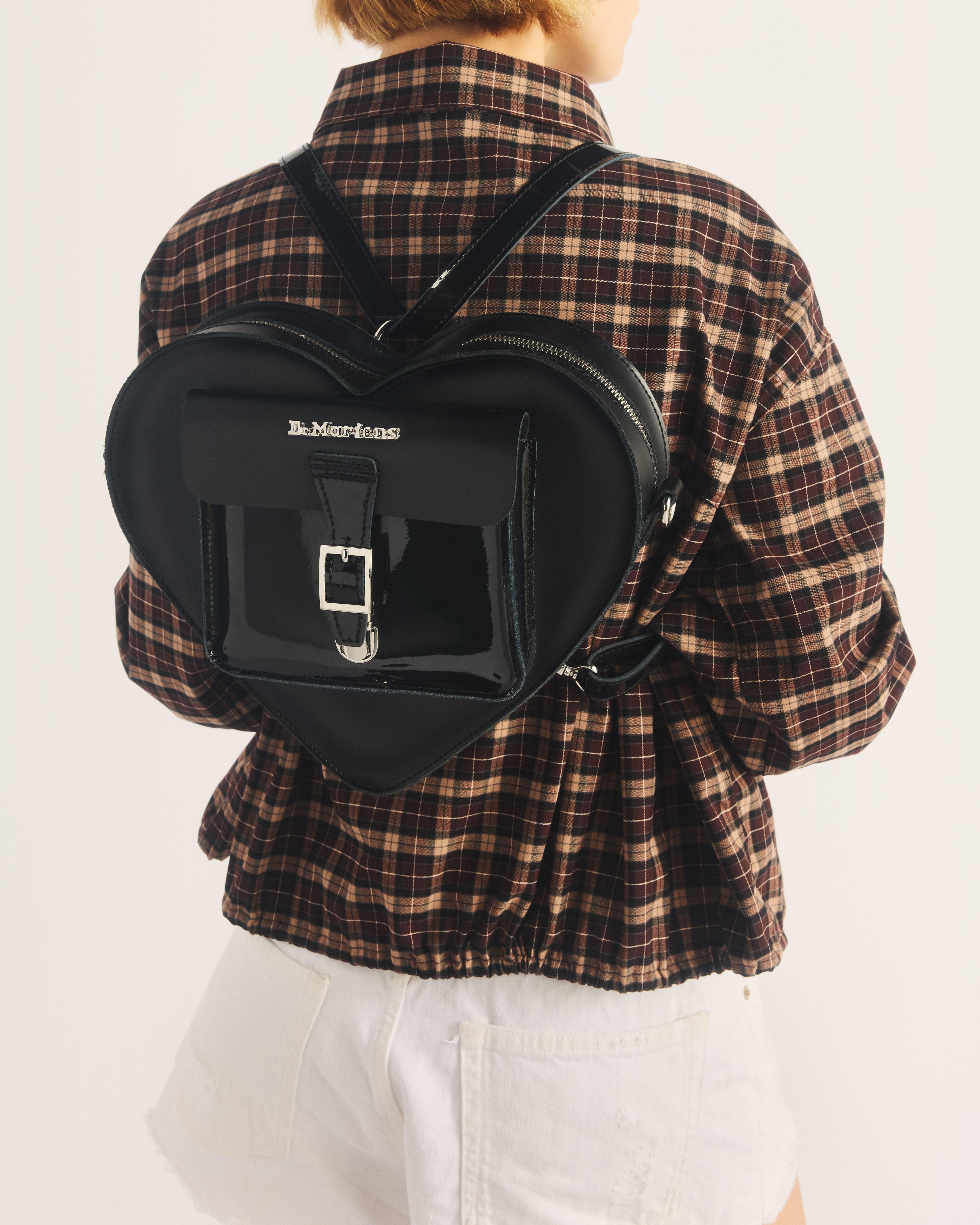 Сумка Dr. Martens Kiev Leather Hardware Heart Shaped, цвет: Чёрный — фото 3