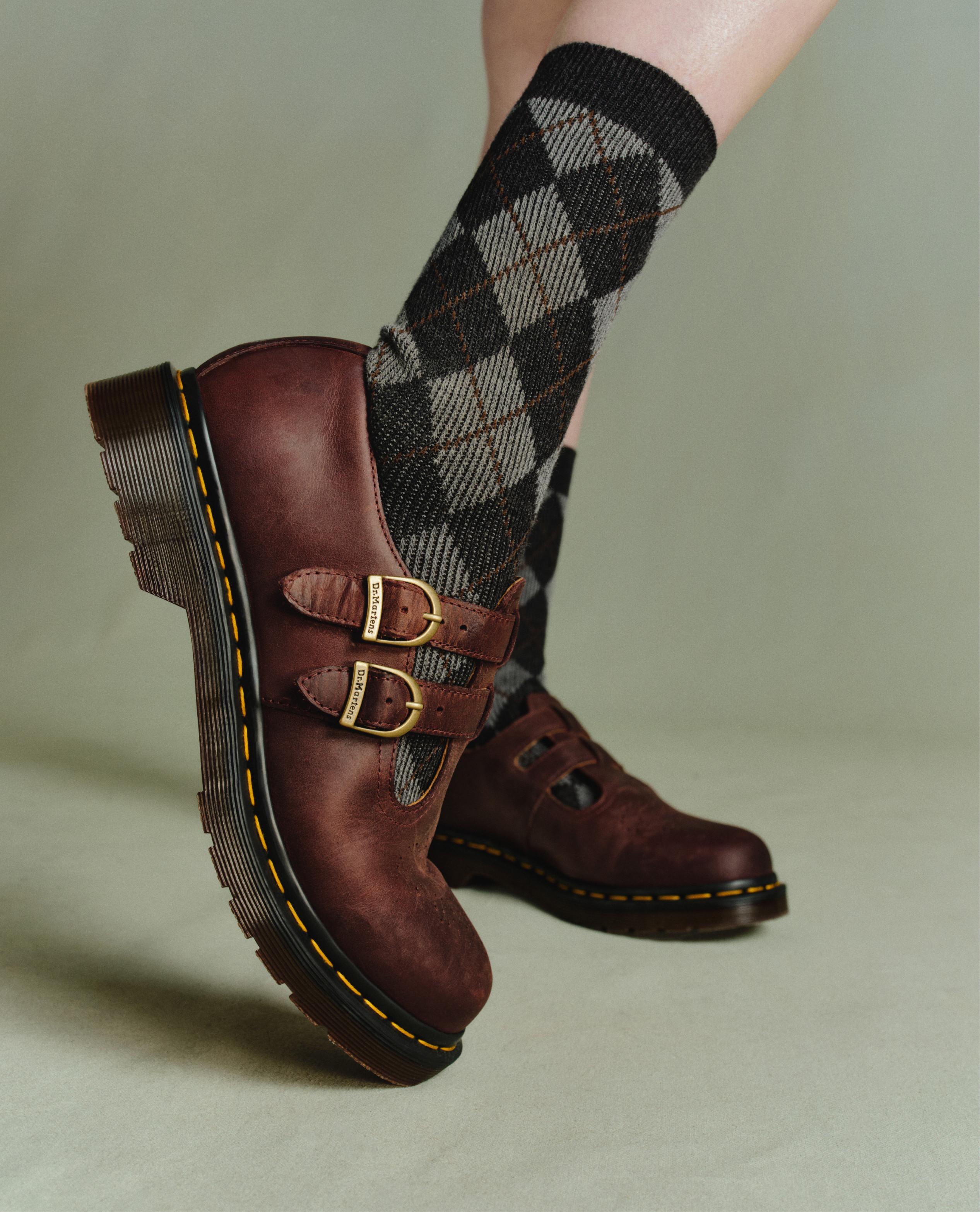 Mary Janes de piel burdeos con doble hebilla, costura amarilla y calcetines argyle