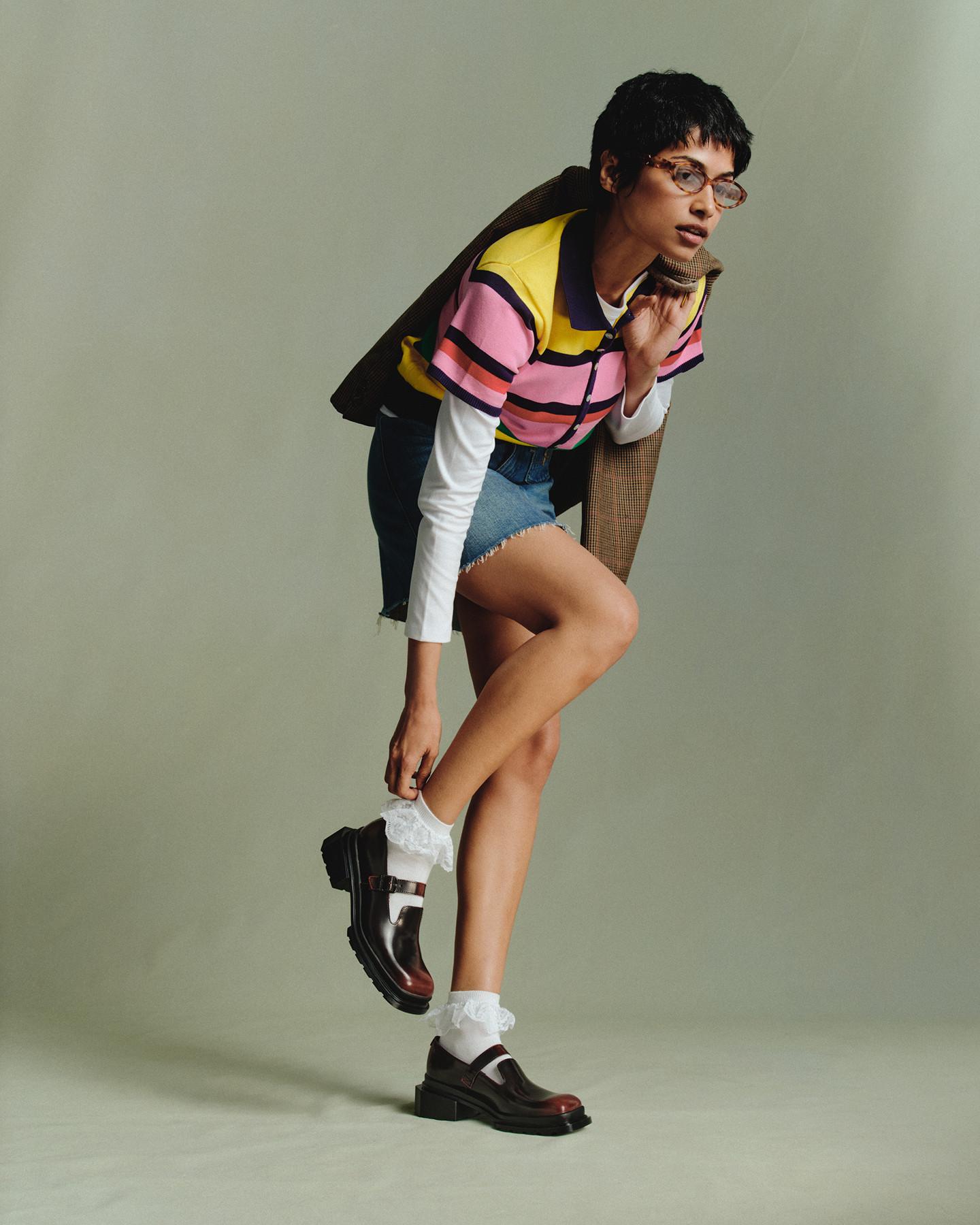 Mary Janes de piel burdeos con tira, calcetines blancos con volantes y minifalda vaquera