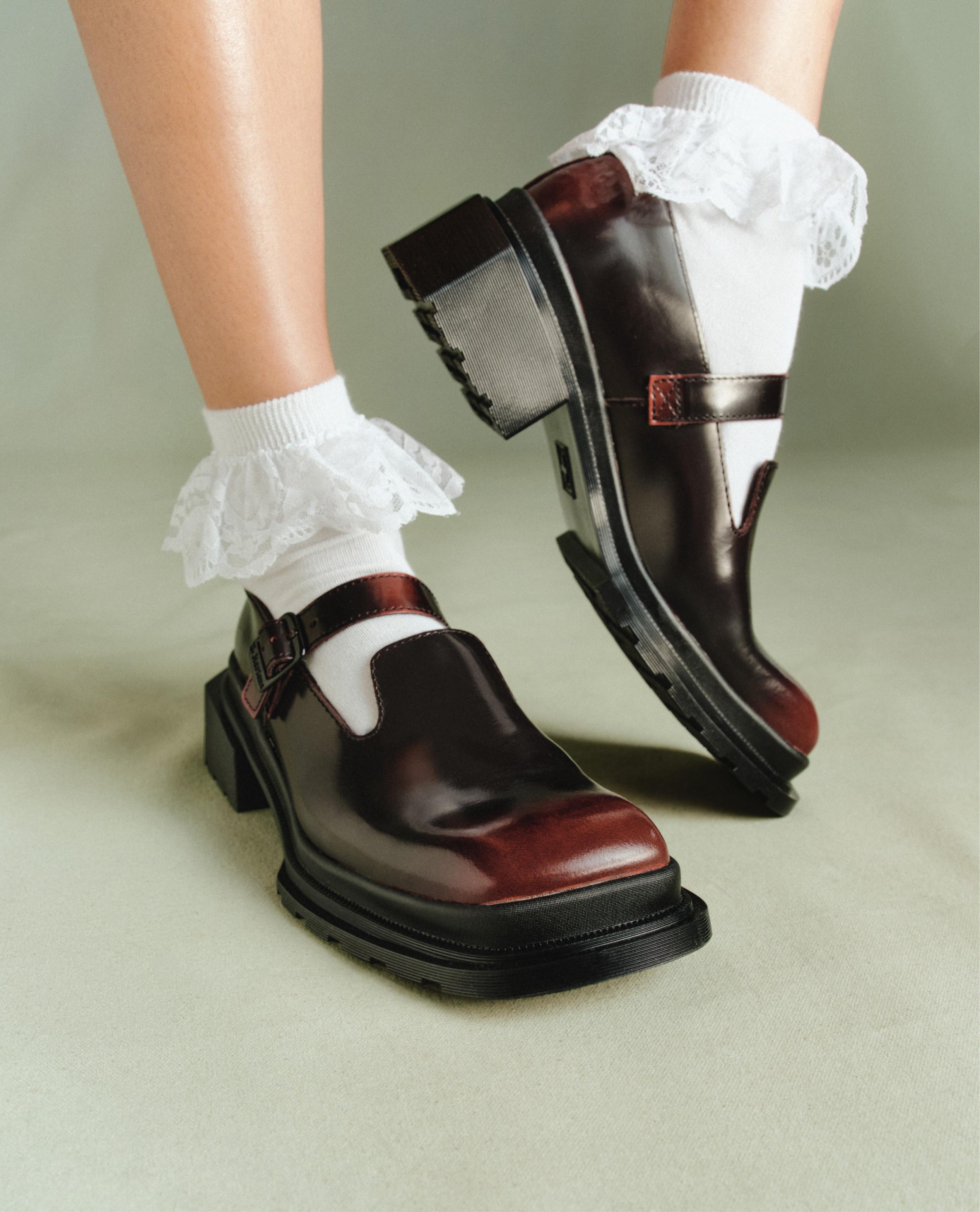 Tacones Mary Jane de piel burdeos con correa de hebilla, con calcetines blancos con volante