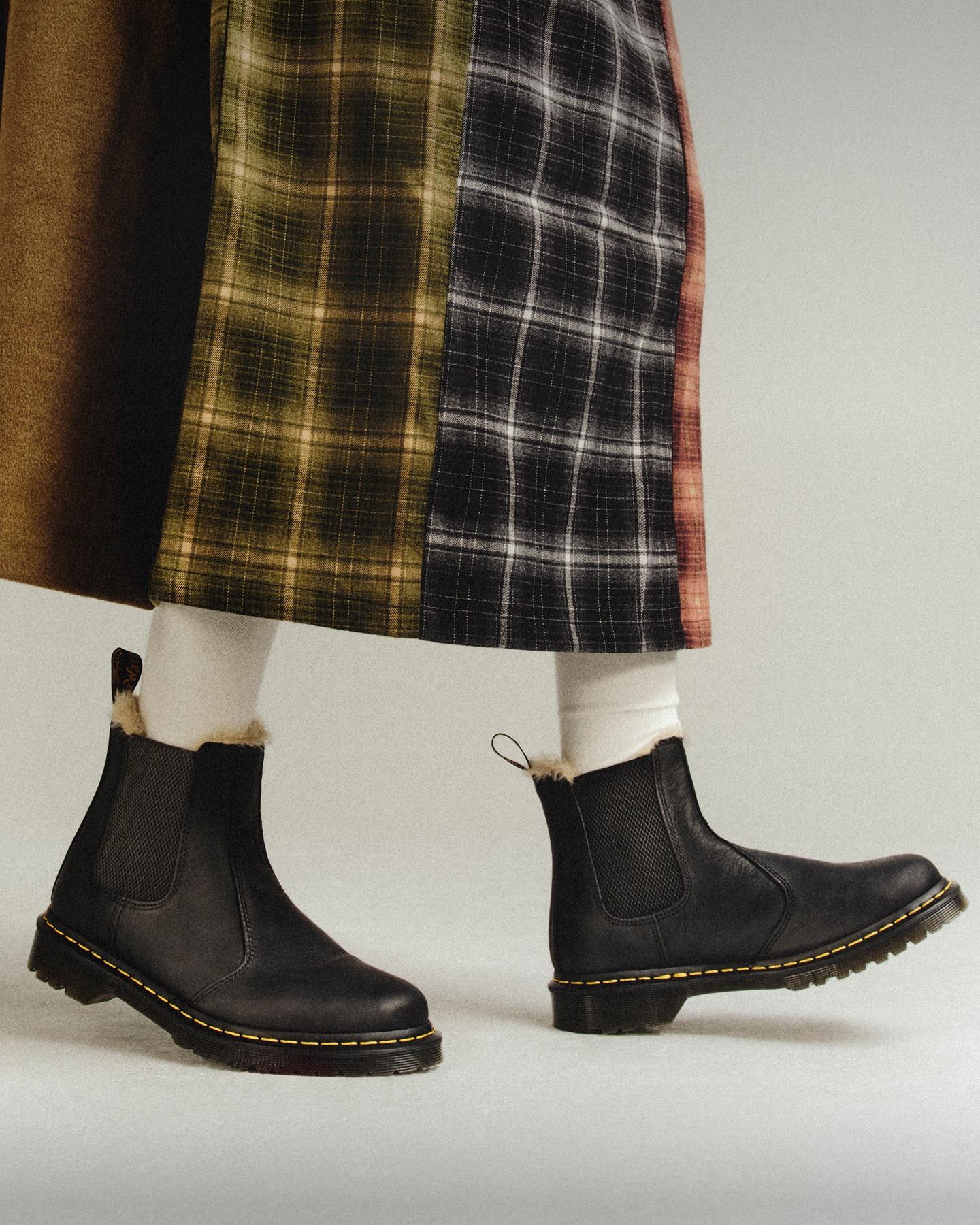 Schwarze Chelsea-Boots aus Leder mit gelbem Rahmennaht und Fleece-Futter, getragen mit weißen Socken