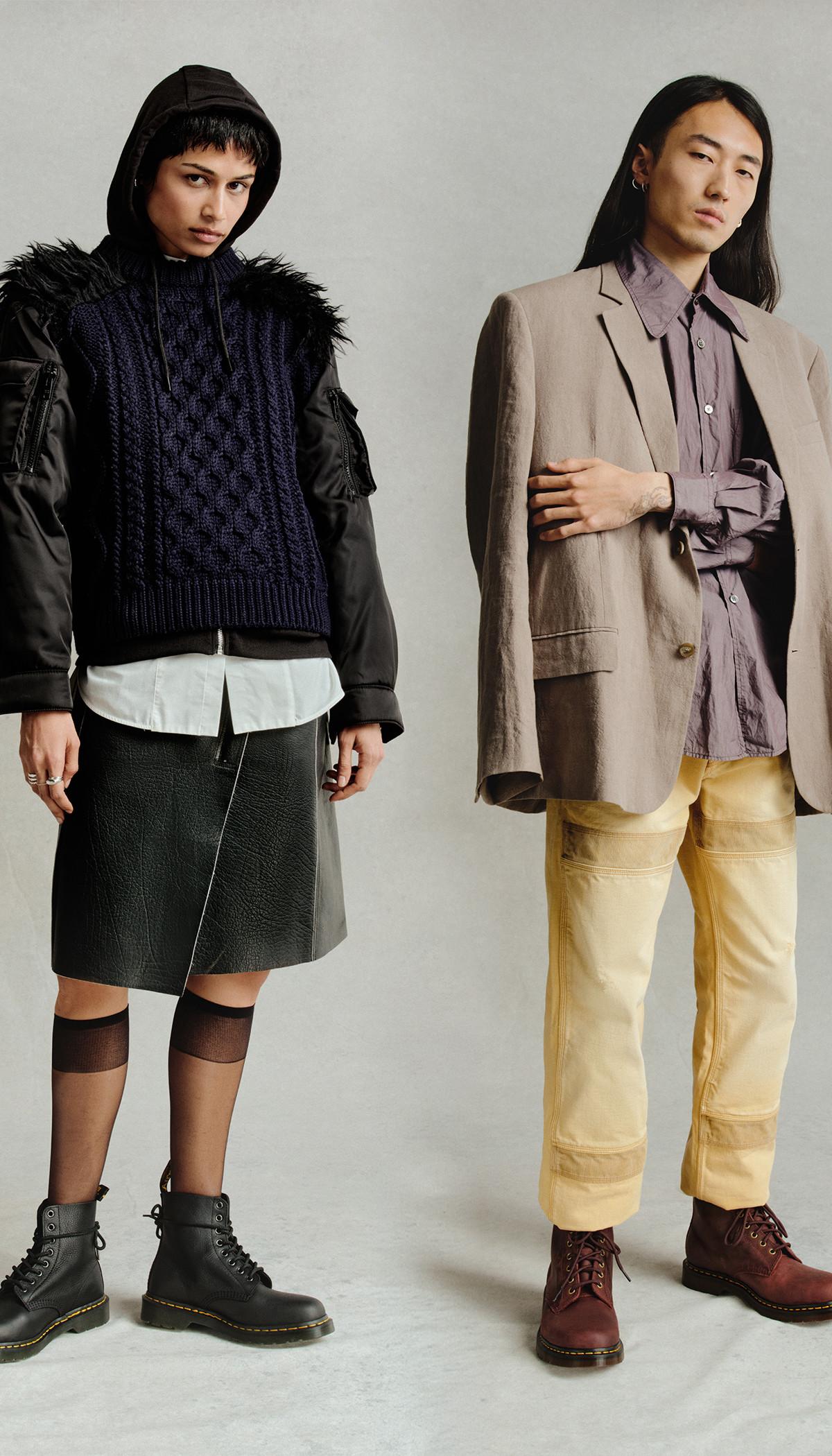 Dos modelos con botas Dr. Martens con cordones, cuero negro y ante rojo oscuro