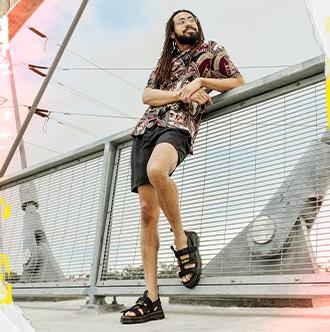 hp-SummerStyles-ContentTile-sandals-desk-ss23