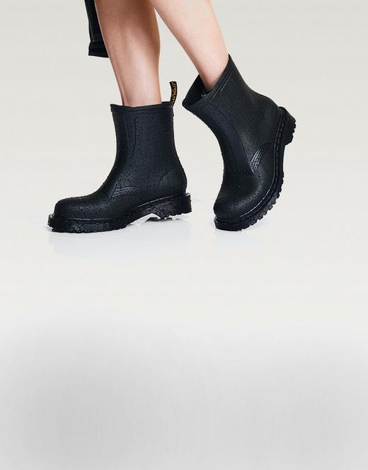 hp-banner-1460rain-sustain-black-desktop-aw25?w=1920&fmt=auto&alt=default