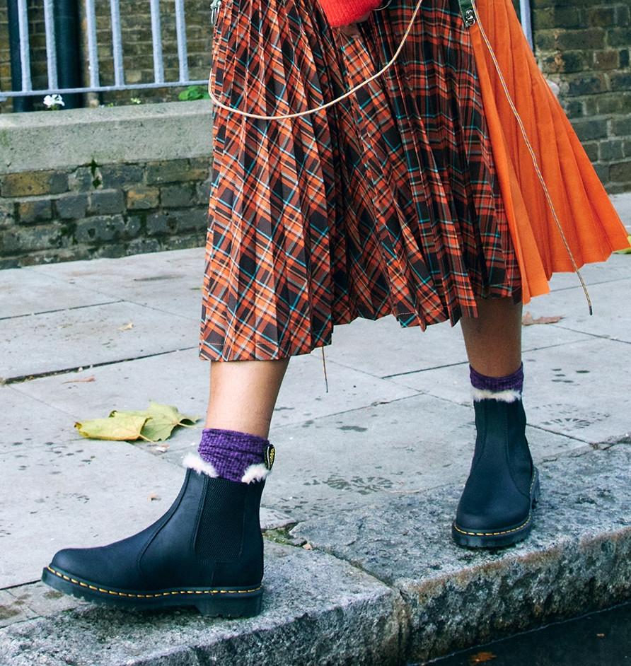 lp-HolidayPartyStyles-contenttiles-winterboots-desk-aw23