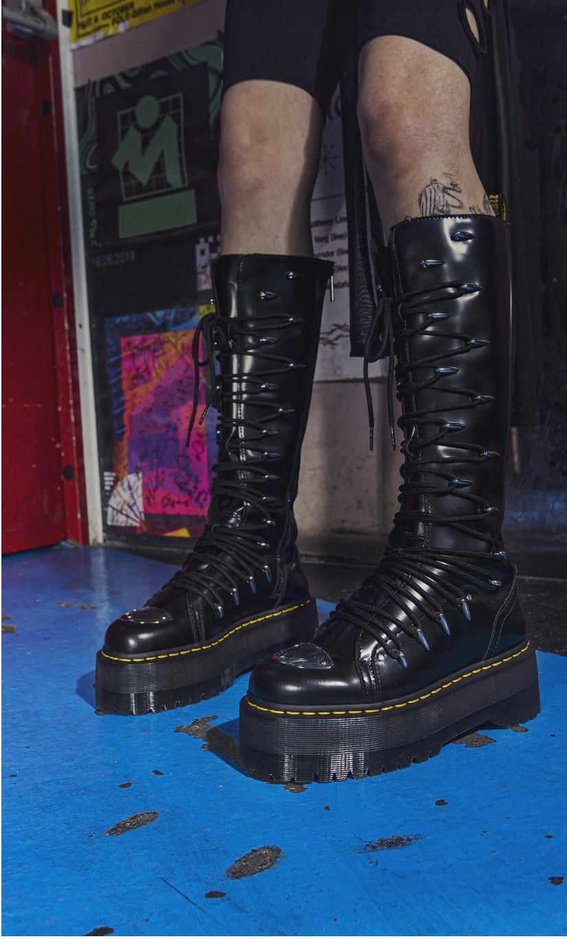 DR MARTENS PLATFORM BOOTS WITH LACE UP DETAIL