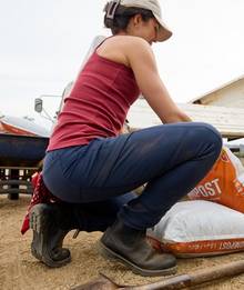 a women wearing dark leggings