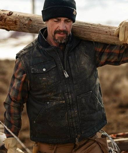 Man wearing a black workwear vest.