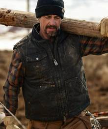 Man wearing a black workwear vest.