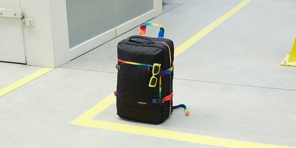 Zaino eastpak nero on sale con scritte bianche