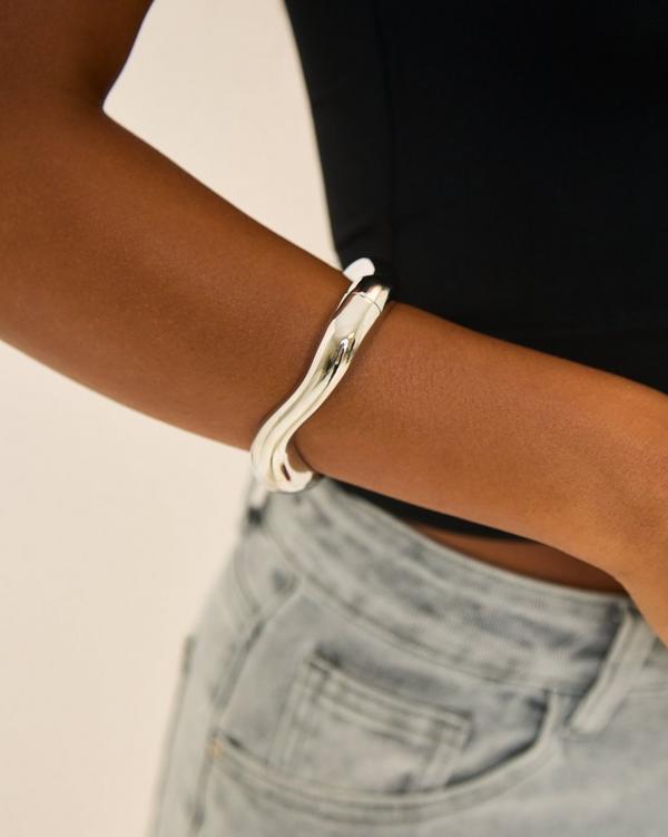 Chunky Wave Detail Bangle Bracelet In Silver