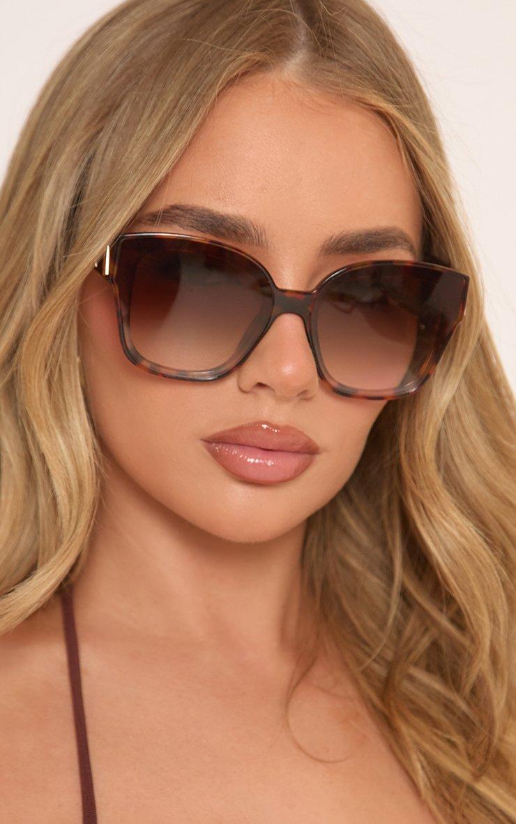 Square Shaped Oversized Frame Side Detail Sunglasses In  display picture 2