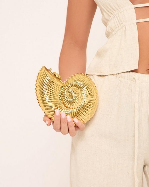 Bay Shell Shaped Clutch Bag In Gold