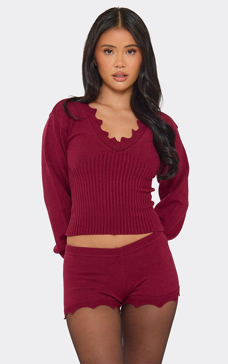 Low Rise Scallop Hem Hot Pant Shorts In Burgundy Knit.