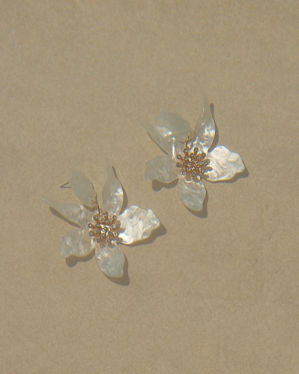Oversized Flower Detail Stud Earring In White