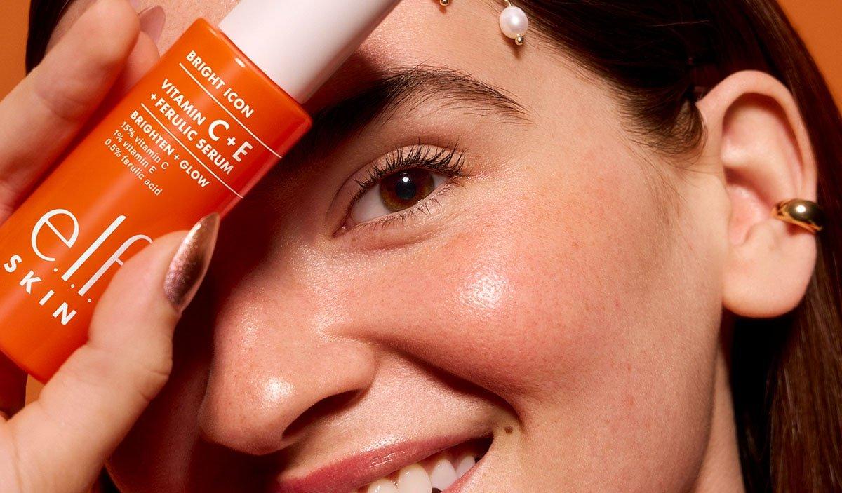 Model Holding Vitamin C Serum