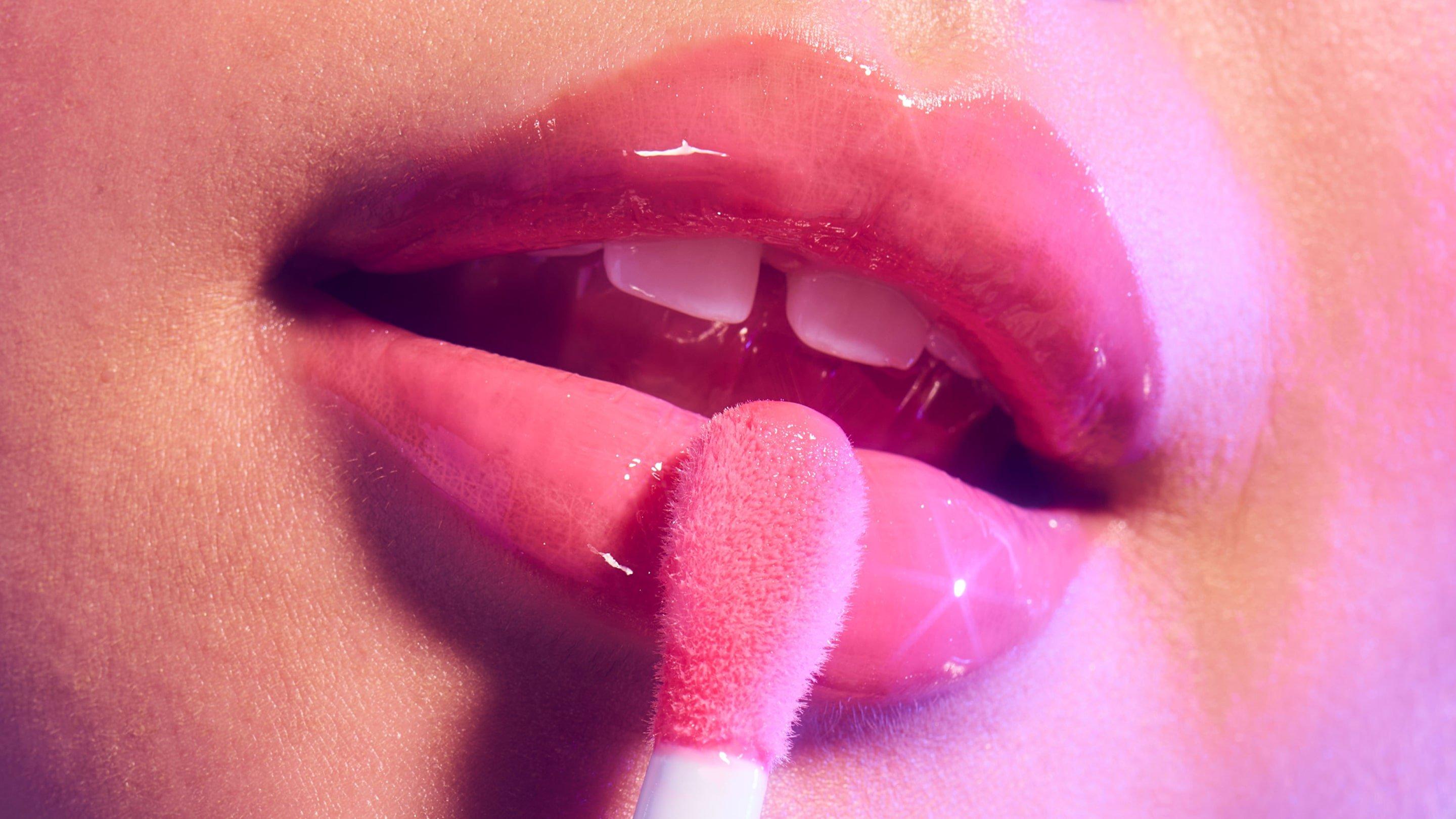 Modal applying plumping lip oil