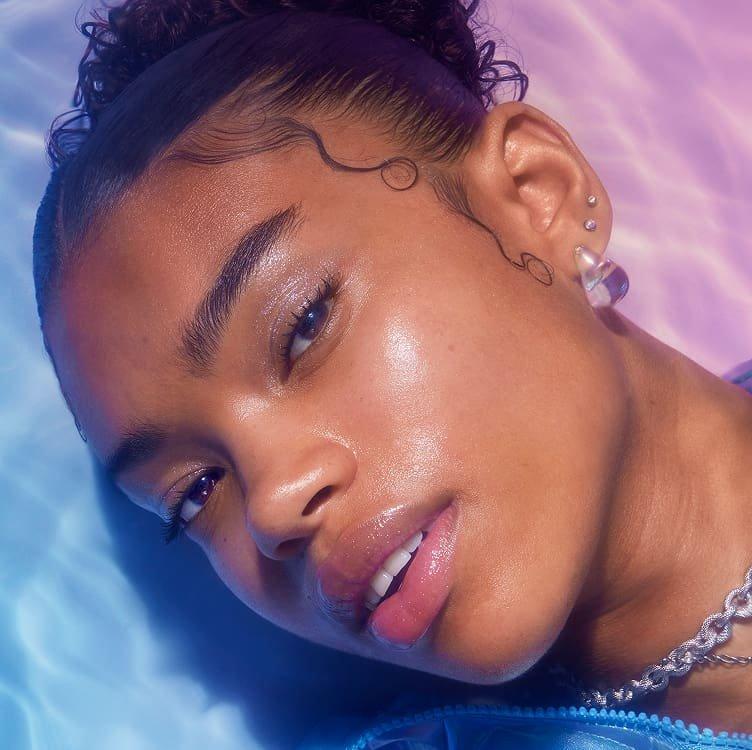 A model radiating and glowing with Thirst Burst Drops