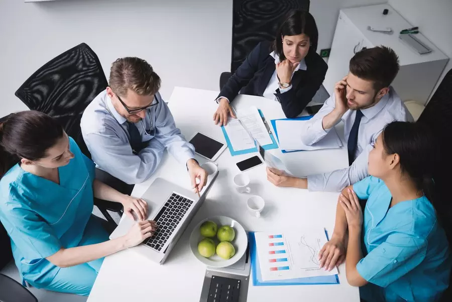 team doctors meeting