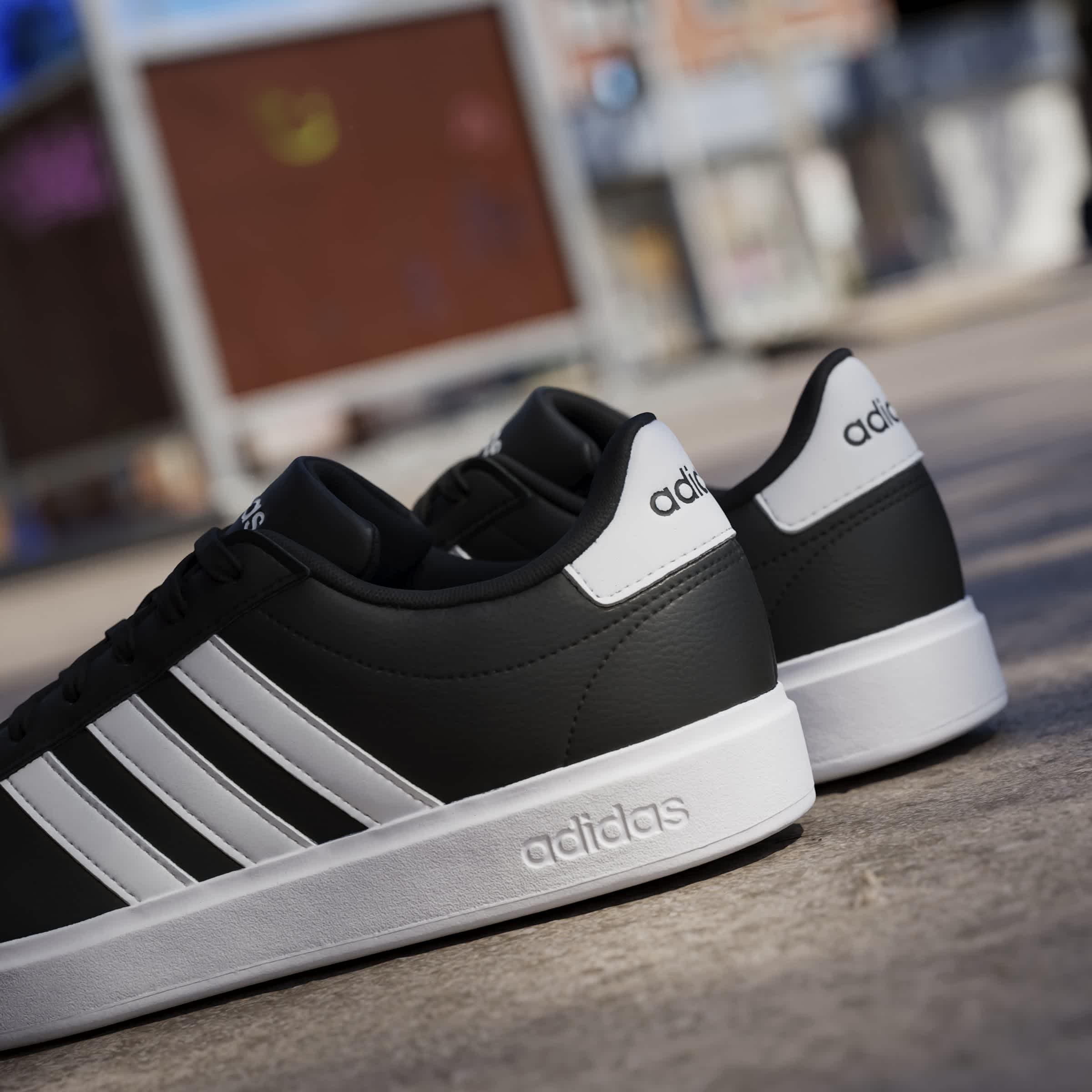 assic Green / Gold Metallic

Noir de base / Vert classique / Métallique or - adidas - Grand Court Cloudfoam Comfort Shoes Unisex - 16