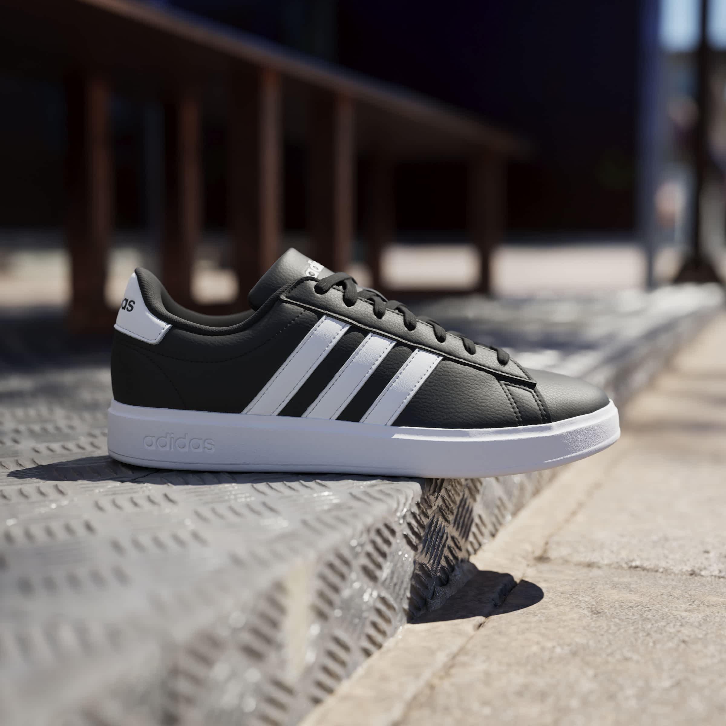 assic Green / Gold Metallic

Noir de base / Vert classique / Métallique or - adidas - Grand Court Cloudfoam Comfort Shoes Unisex - 10