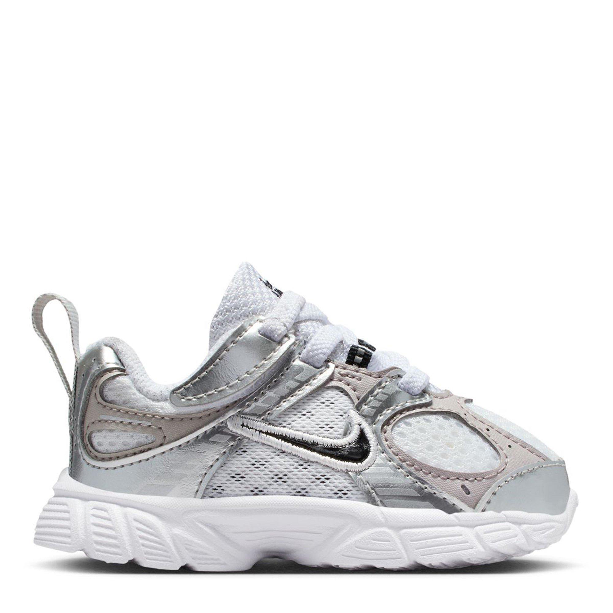 Nike  Wht/Blk/Grey Kids' Trainers - C6 (22.5)