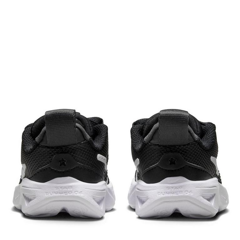 Noir/Blanc - Nike - Detail of Oprah Winfrey s metallic sneakers - 4