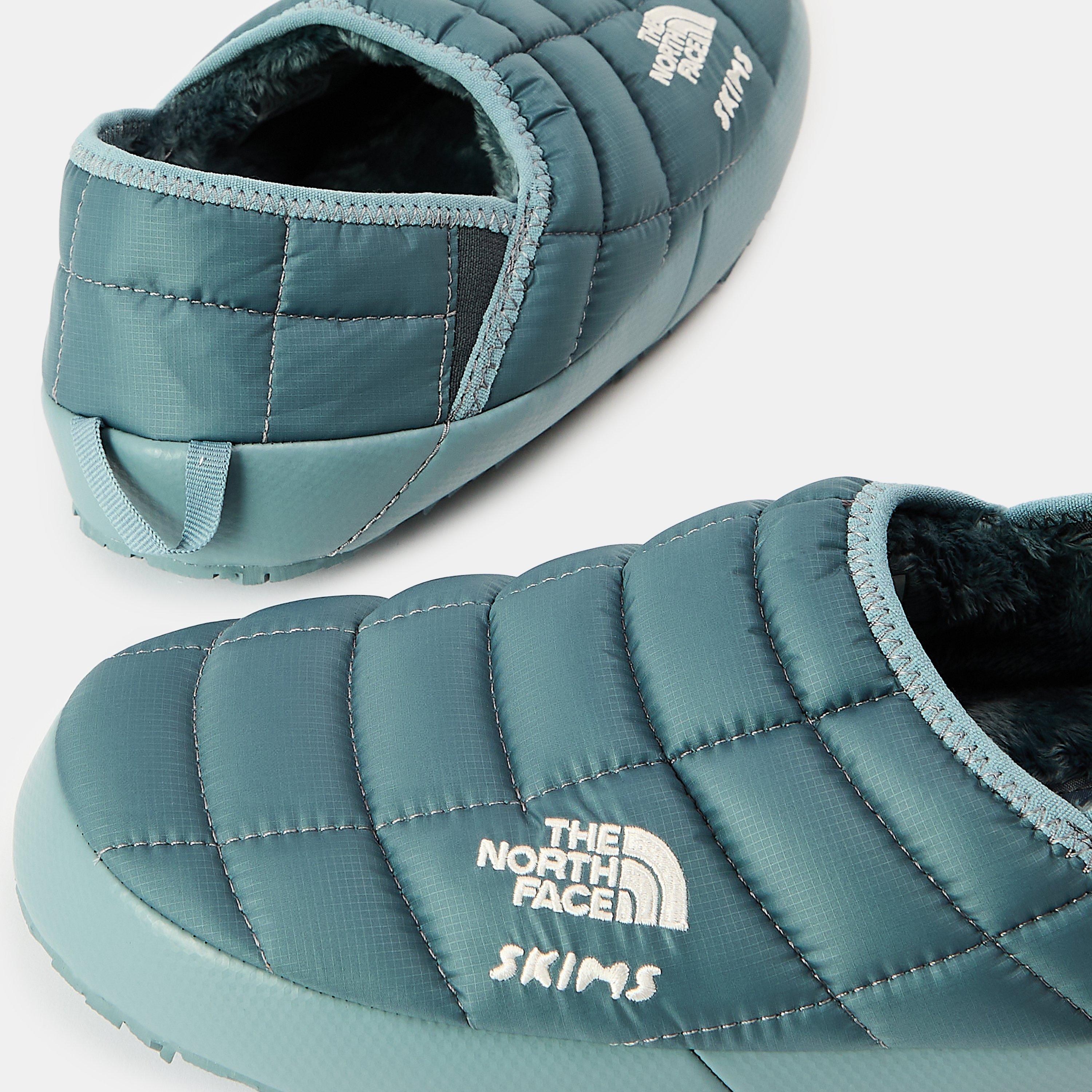 SK Kyanite - TNF x Skims - Womens Thermoball Traction Mule V - 3