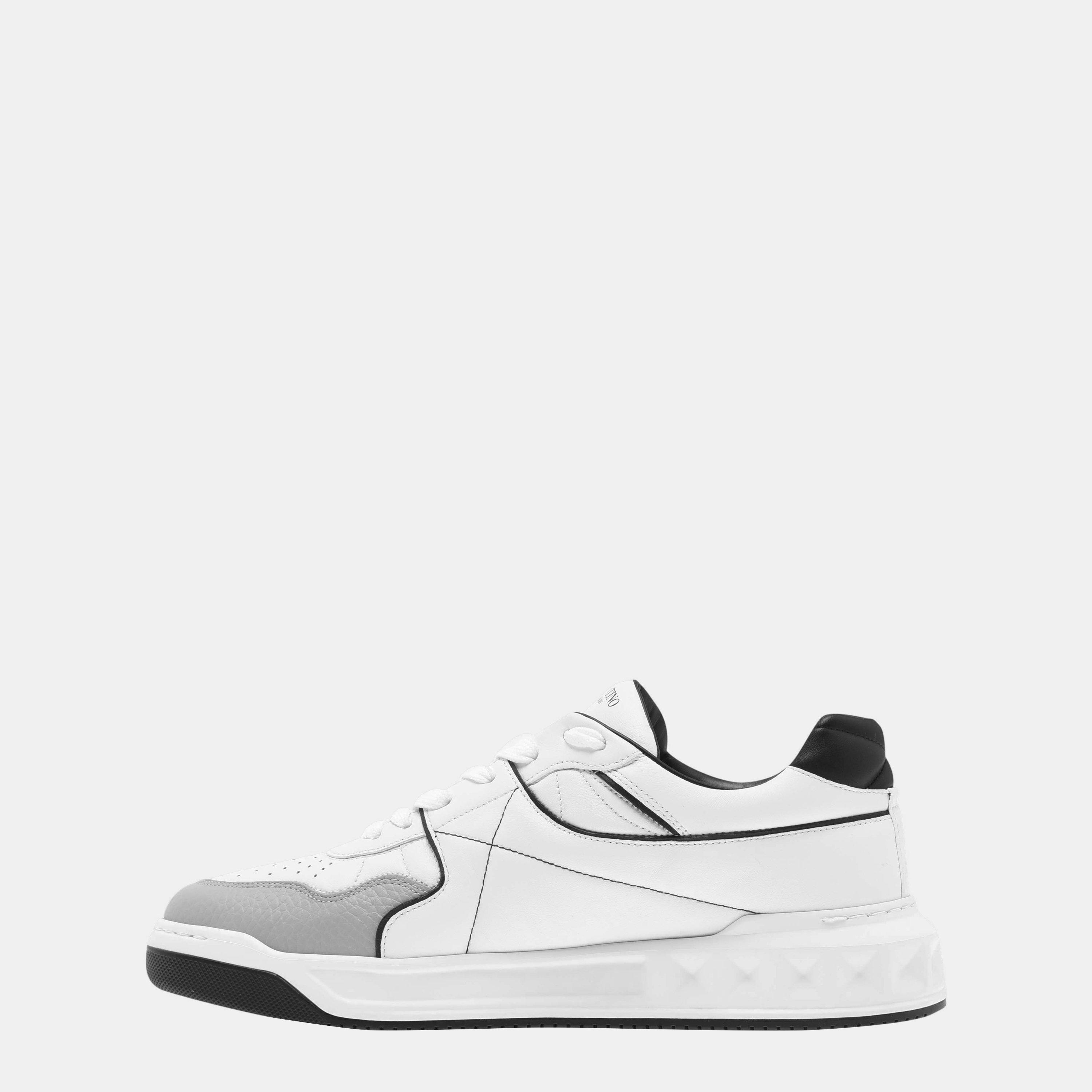 Wht/Blk/Gry 0N2 - Valentino Garavani - Roman Stud Low Trainer - 2