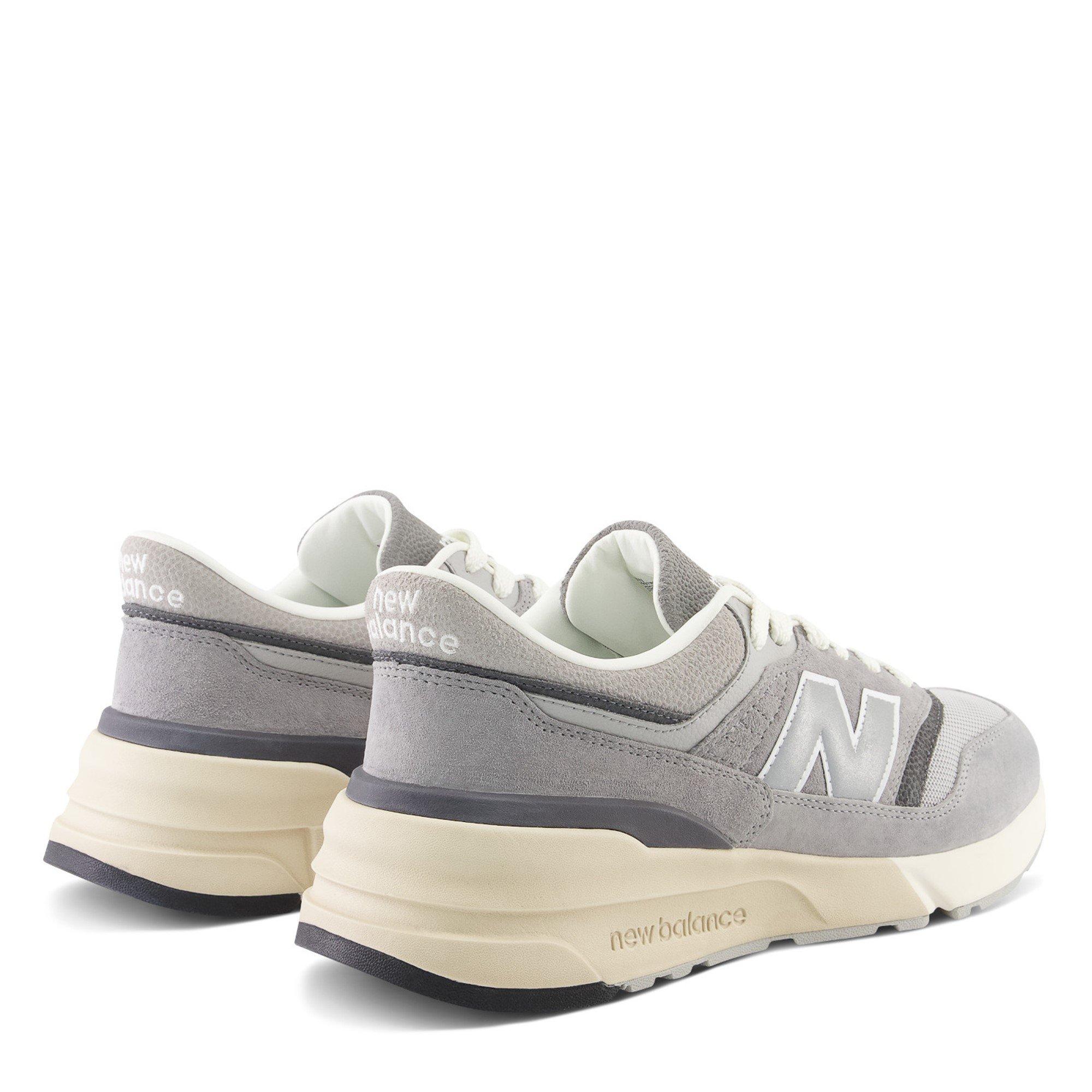 Grau 056 - New Balance - 977R Trainers - 8