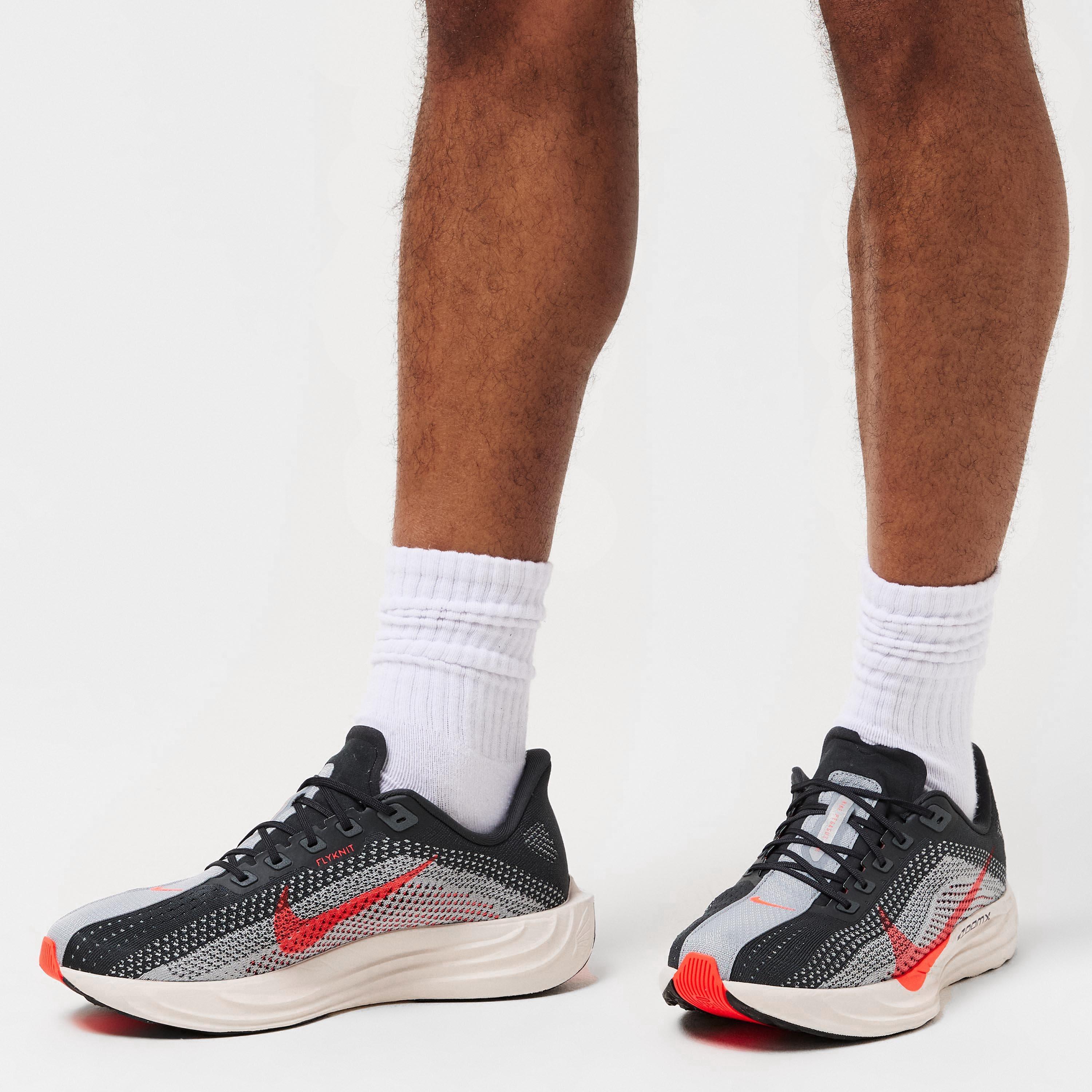 Grau/Karmesinrot - Nike - Pegasus Plus Trainers Mens - 3