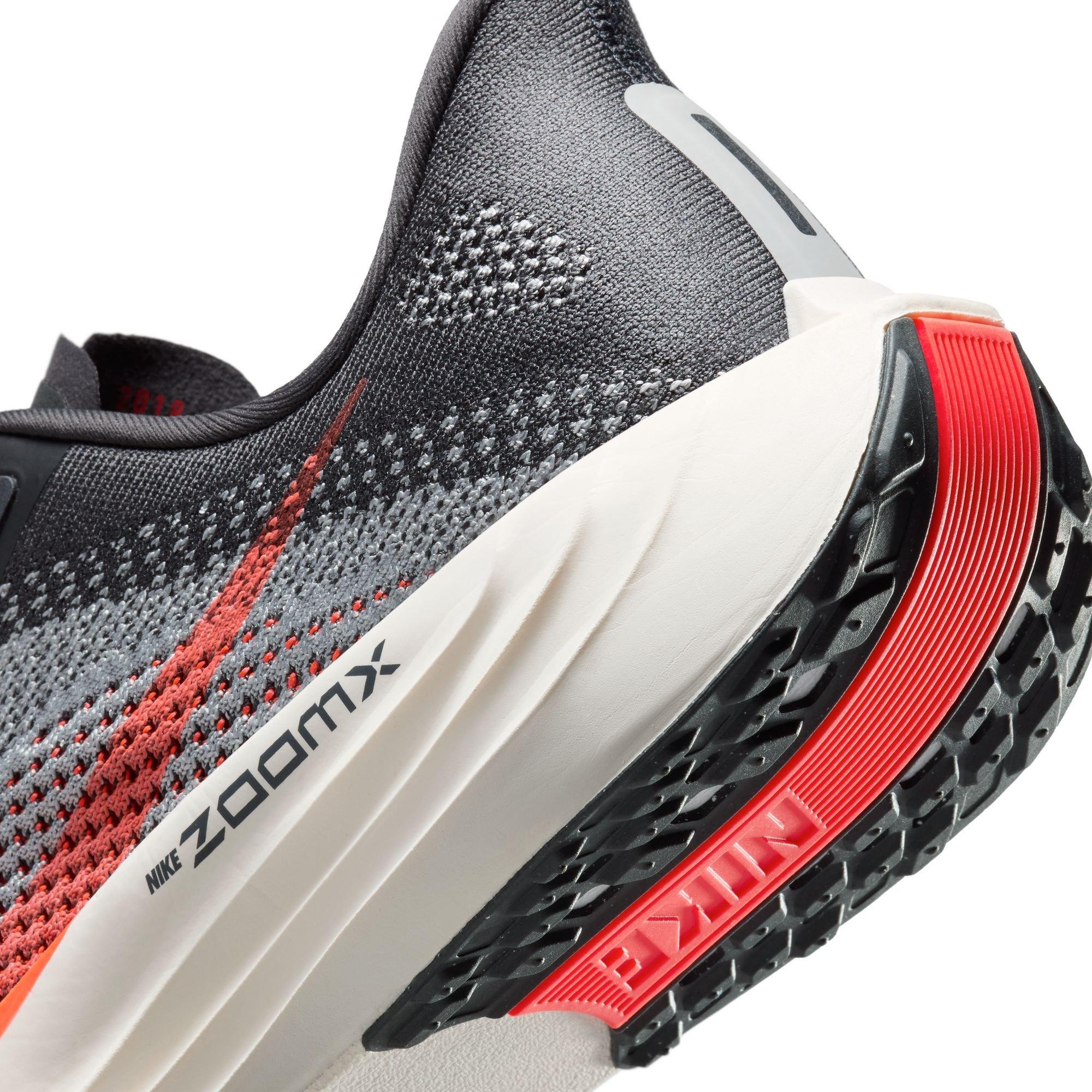 Grau/Karmesinrot - Nike - Pegasus Plus Trainers Mens - 10