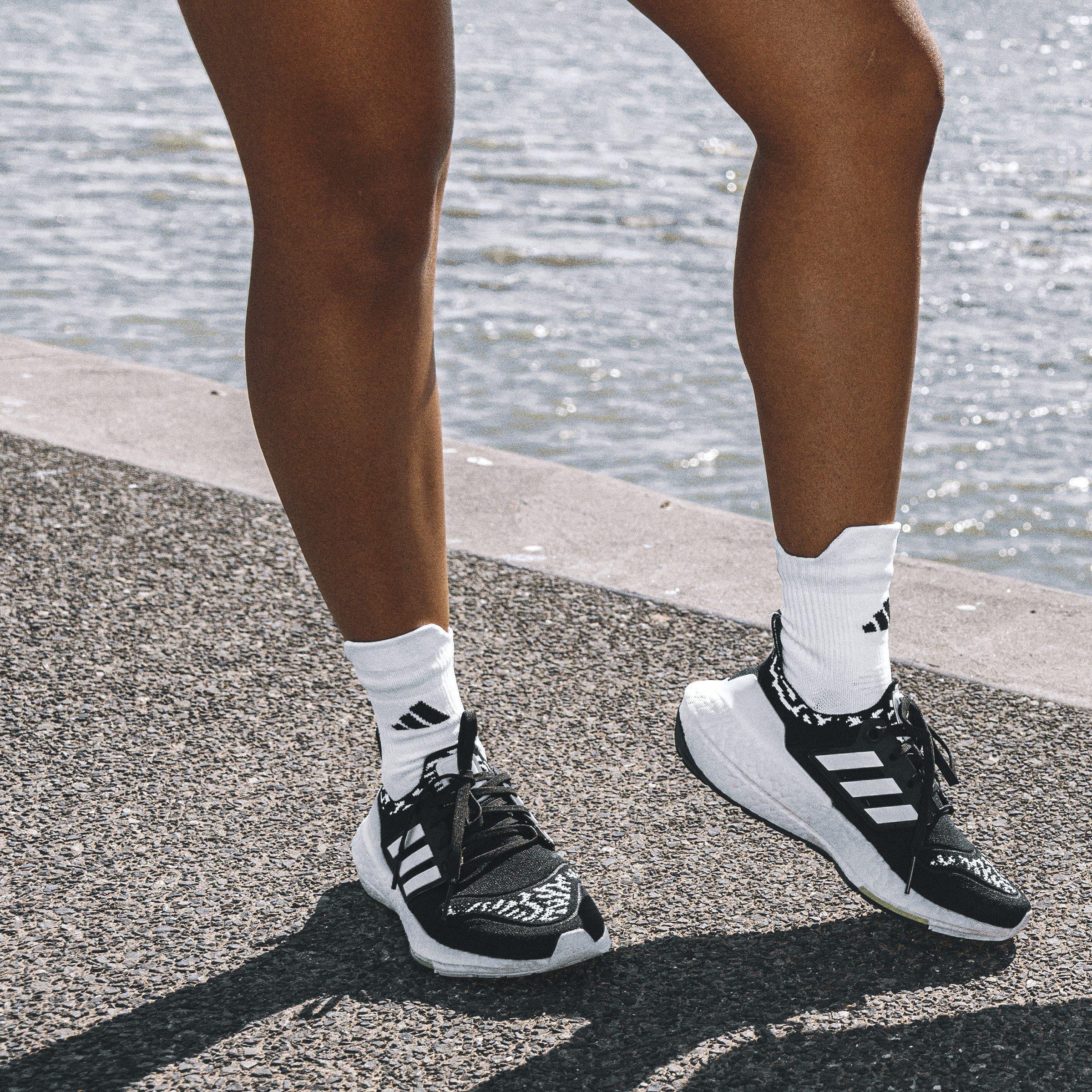 Schwarz/Weiß - adidas - Ultraboost 22 Womens Running Shoes - 12