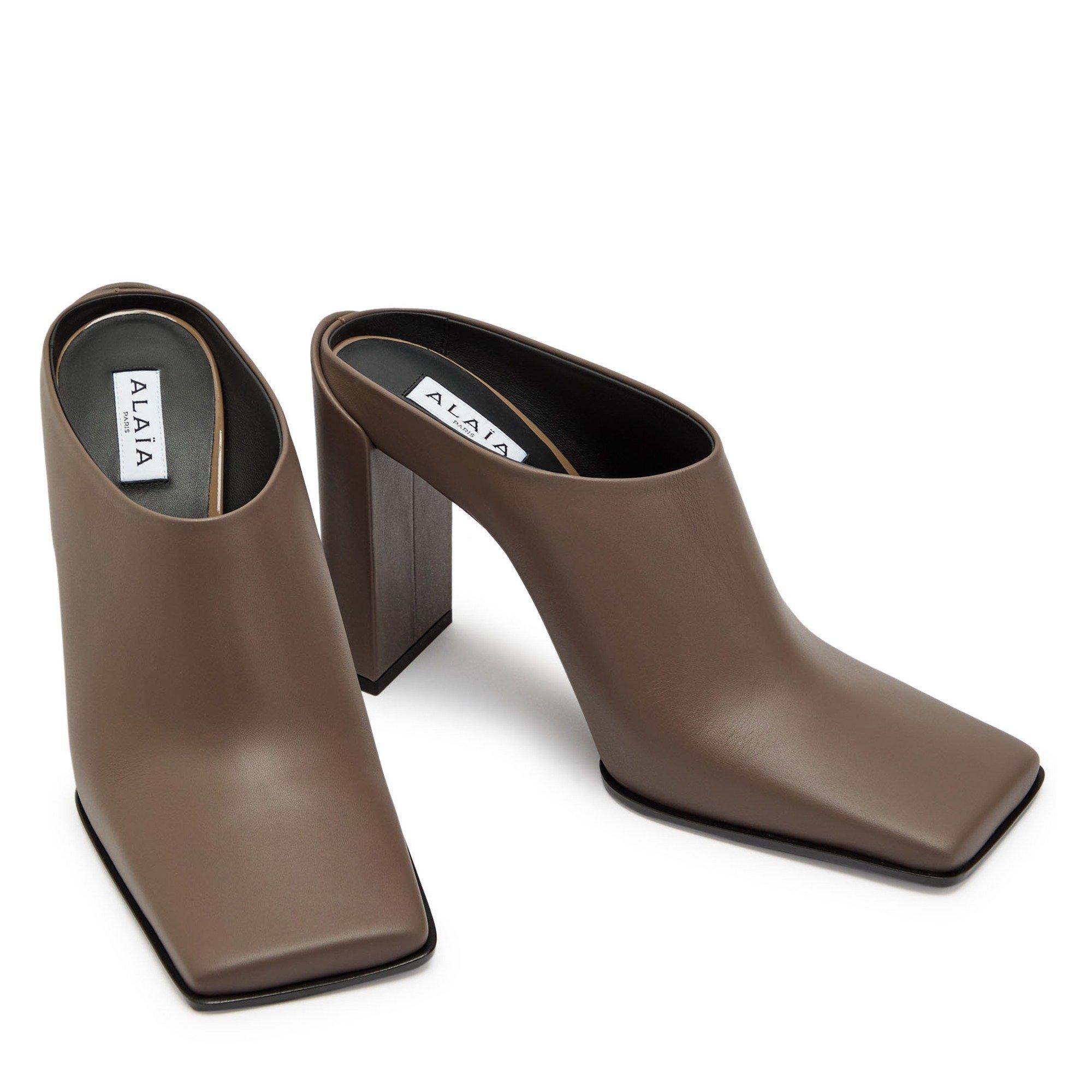 TAUPE - Alaia - Women's Leather Square-Toe Block-Heel Mules - 3