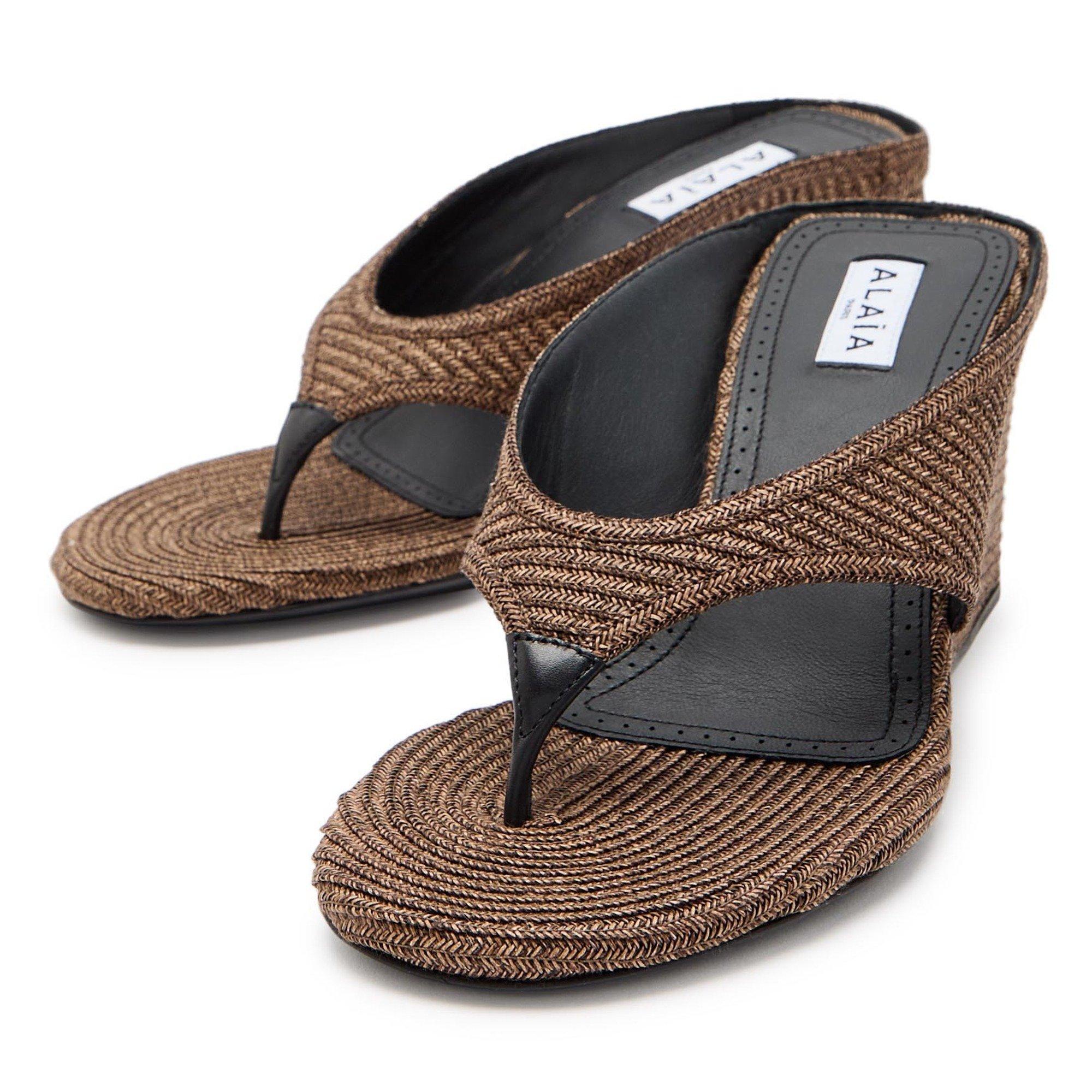 BROWN - Alaia - Women's Cube Wedge Tong 75 Sandals - 4
