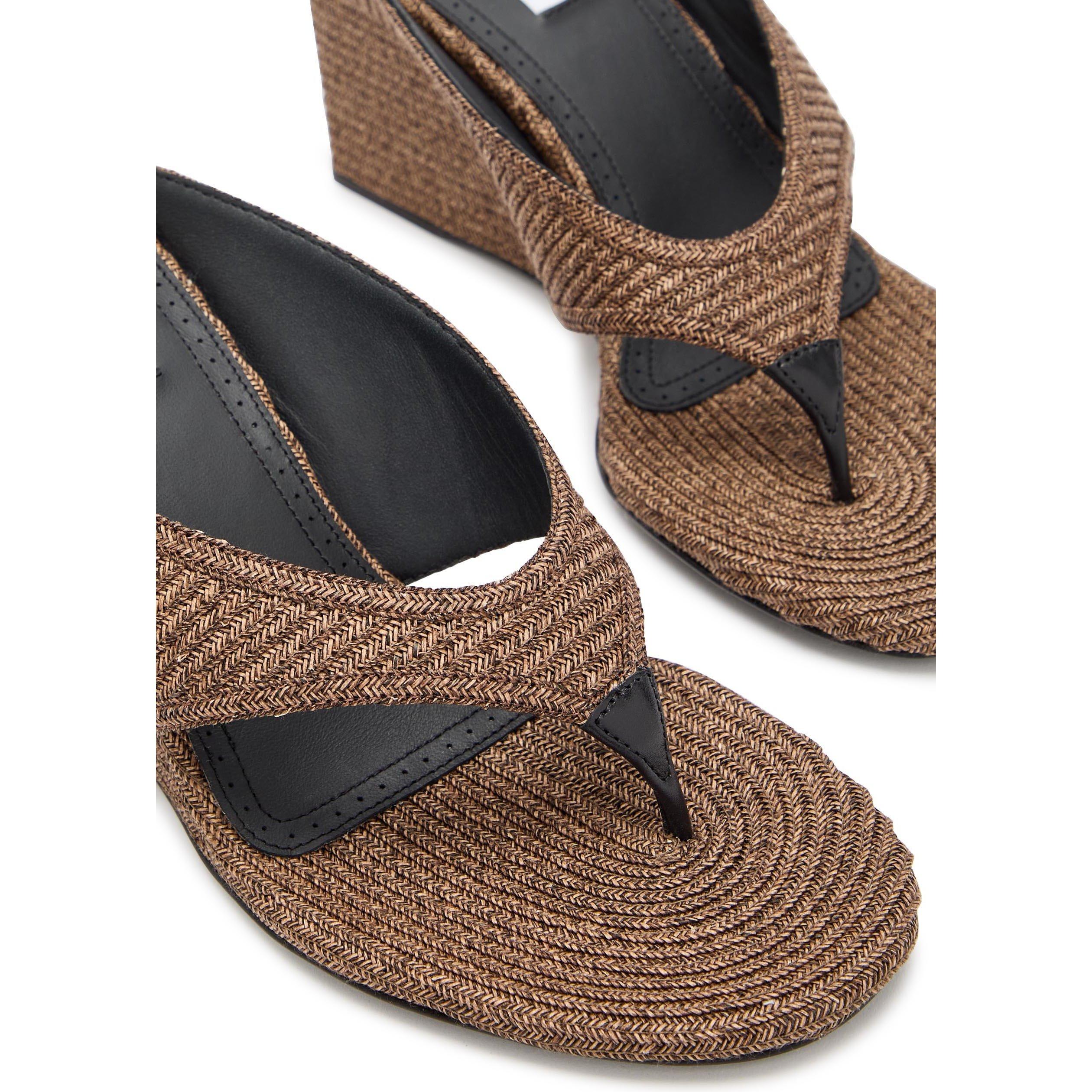 BROWN - Alaia - Women's Cube Wedge Tong 75 Sandals - 5