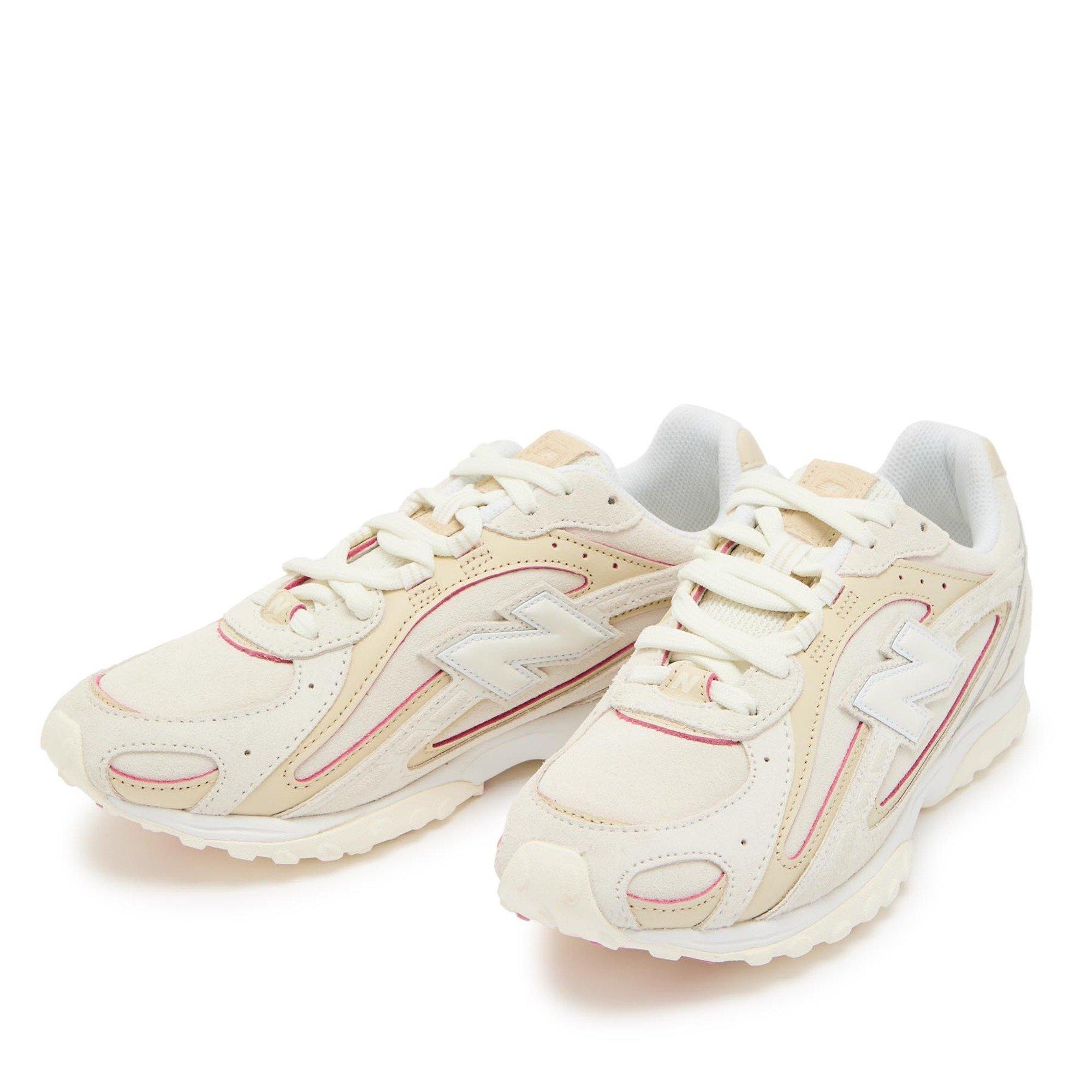WHITE AND OTHER - New Balance - Women's 204 Suede Low-Top Trainers - 3