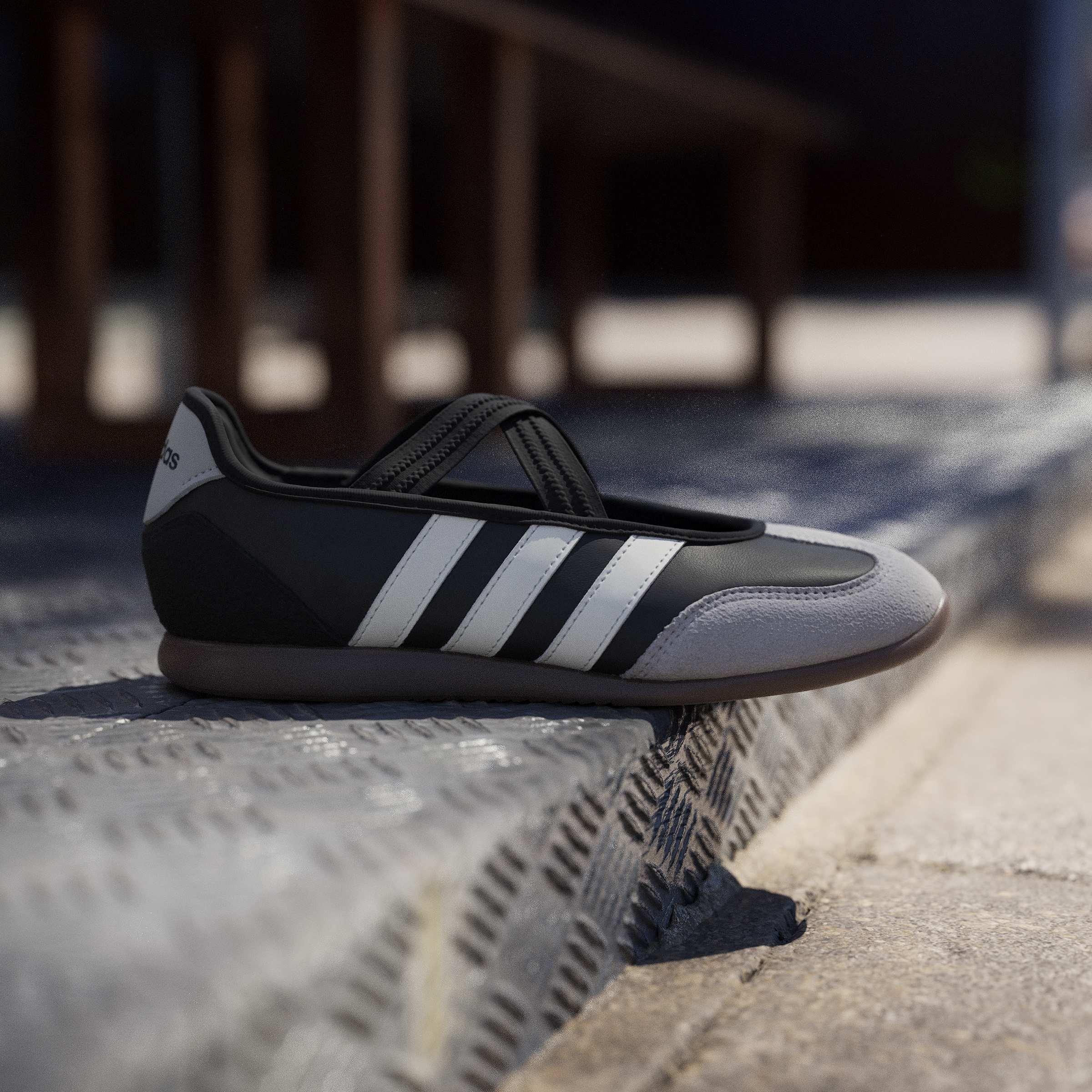 Black/White/Gum - adidas - Women's Low-Top Trainers - 10