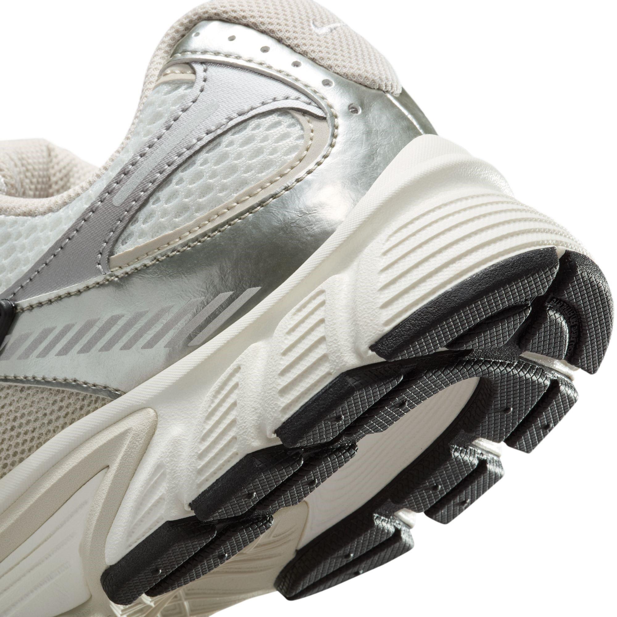 Wht/Orewood Brn - Nike - V5 RNR Womens Shoes - 8