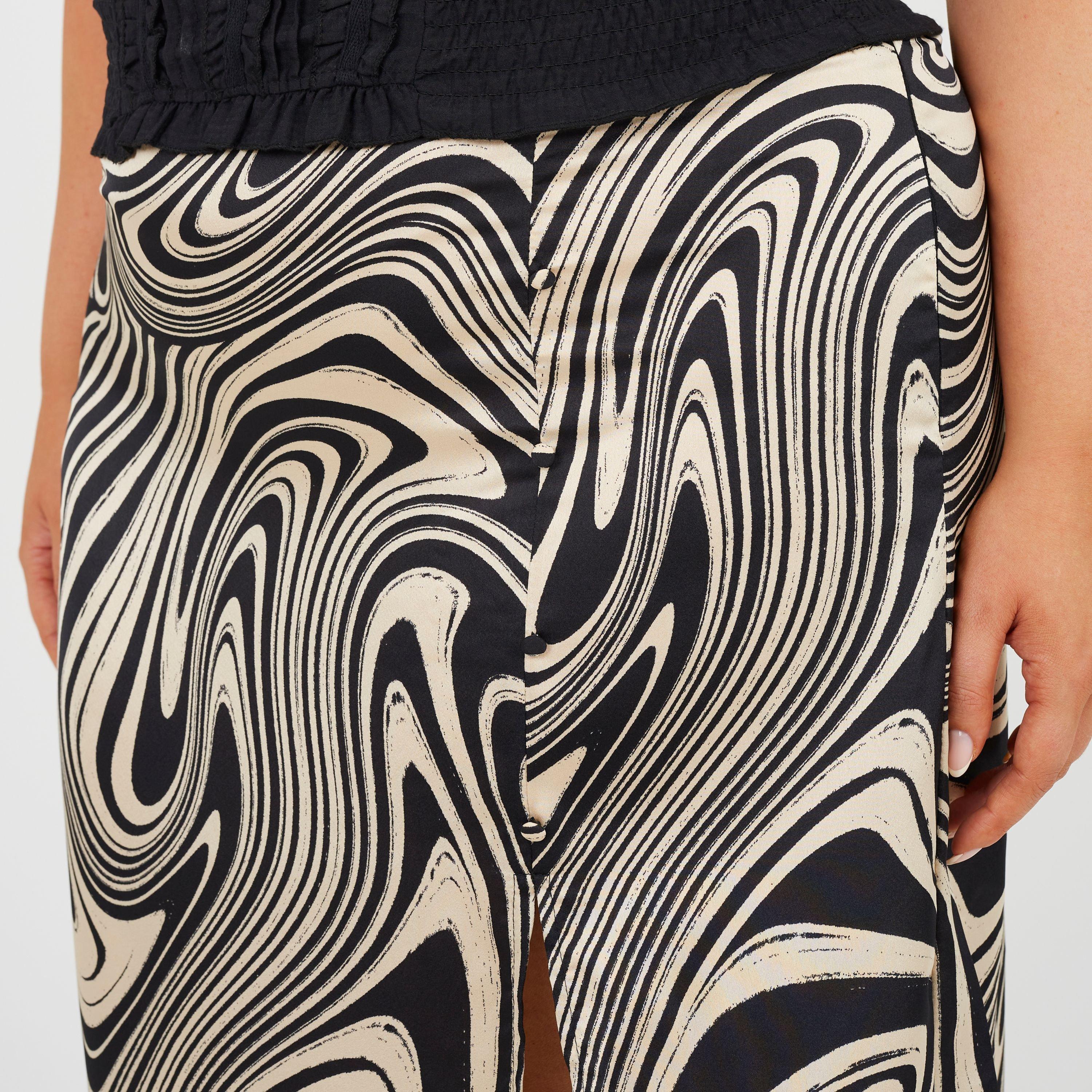 Sort hvirvel - Brave Soul - Plus Size Swirl Print Skirt with Side Split & Button Detail - 3