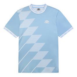Umbro Upgrade your little ones casual collection with this t-shirt