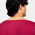 Rouge - Nike - ASOS EDITION T-shirt comoda a maniche lunghe con maglia metallica oro - 6